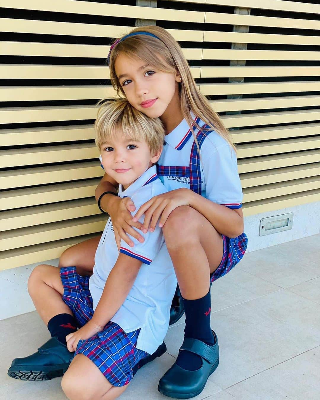 アルバロ・ネグレドさんのインスタグラム写真 - (アルバロ・ネグレドInstagram)「Primer día de colegio ❤️🥰 #maria #alvarojr #osquiero #always #crecenmuyrapido #school」9月9日 15時59分 - alvaronegredo9