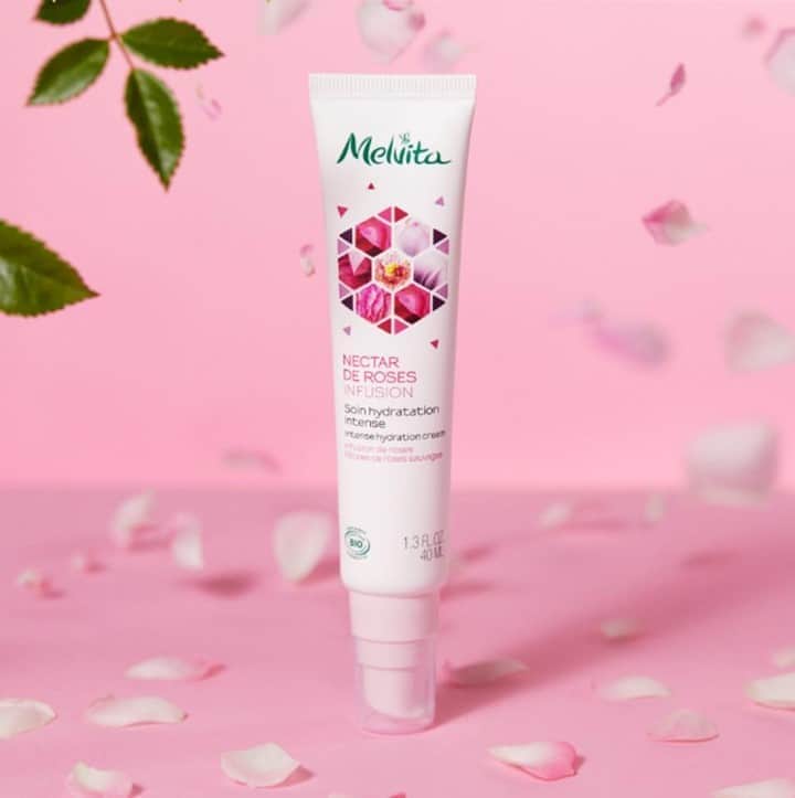 Melvita Officialのインスタグラム：「Vous cherchez un soin hydratant green 💚 sur toute la ligne ? On vous conseille vivement notre Soin Hydratation Nectar de Roses🌹:  ✅ 0 ingrédient polémique ✅ 99% d’ingrédients naturels, 20% d’ingrédients bio ✅ Peau hydratée à +49% après 2h ✅ Tube fabriqué à partir de 50% de matières recyclées et 100% recyclable. ✅ Made in France  Alors, qui craque ?  #melvita # cosmetique #nectarderose #gogreen #mapeauauvert #rose #hydratationintense #cosmetiquebio #cosmetiquenaturelle #cleanbeauty」