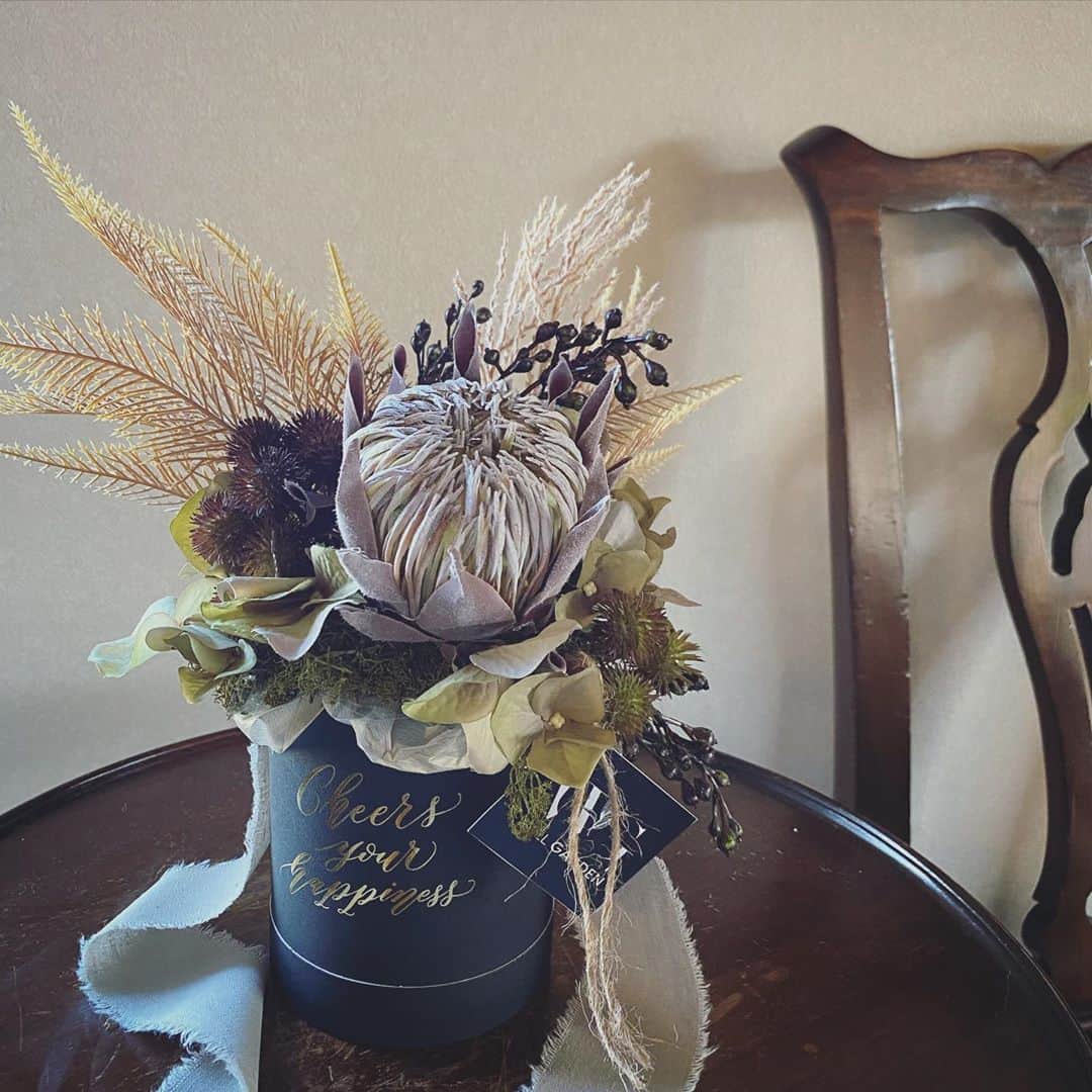 畑野ひろ子のインスタグラム：「@willgarden_official  秋らしいbox arrangement🍂🍂🍂  #flowers #boxarrangement #artificialflower #gift #willgarden」