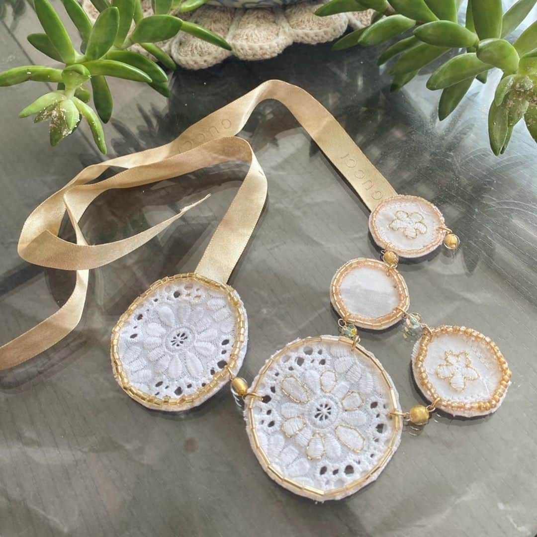 城之内早苗のインスタグラム：「ビーズ刺繍の練習がてら。この時期はずーっとまる〜く刺すことばっかりやってました🤣 #ハンドメイド#手芸#リメイク#ビーズ刺繍#アクセサリー#素人仕事#城之内早苗#」