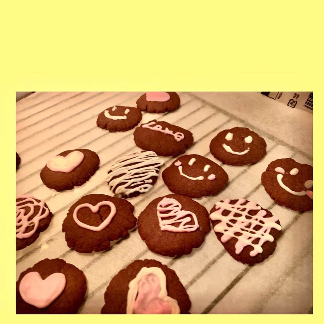 瀬口えりなのインスタグラム：「. クッキーとんでもなく不味いものが出来上がったと思ってましたが、 3日後食べたら美味しかったです。 . 大事なのは、「湿気」と理解。笑 .  #クッキー#インスタ料理女子#cookies#handmade」