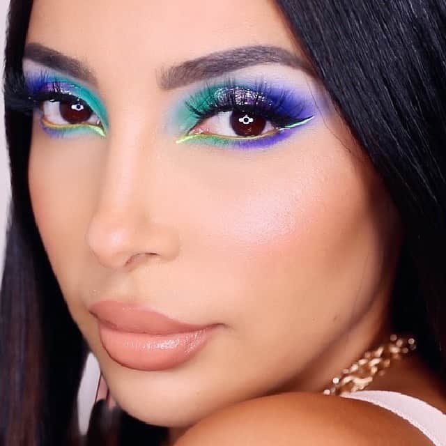 sananasのインスタグラム：「Good morning ! Et nouvelle vidéo sur ma chaîne Youtube ! Yayyy ! Totale revue sur le palette de @nikkietutorials x @beautybaycom  dans laquelle je vous ai fait deux make up différents ! Vous êtes plutôt team 🦚ou 🍁?  #NikkiTutorialsxBeautyBay #NikkiexBeautyBay #NikkiTutorialsPalette #GreenMakeup #BlueMakeup #MaquillageVert #MaquillageAutomne #FallMakeup」
