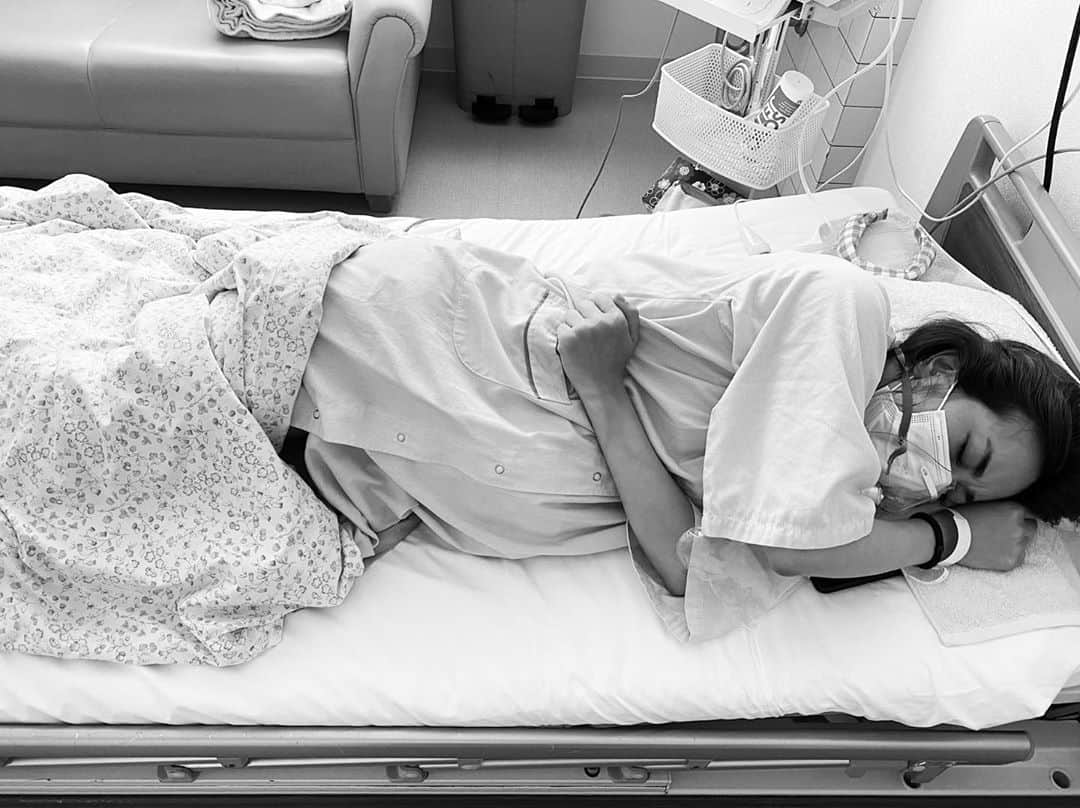 Mai Wakimizuのインスタグラム：「出産について沢山DMを頂き、せっかくなのでレポートとして投稿に残すことにしました♡  7月17日(予定日は7月21日)の朝、突然生理痛に似た腰の重さと軽い腹痛があり、もしやこれが前駆陣痛!?と興奮。するとお昼頃におしるしが見られ、とんとん拍子だ！と更に興奮。笑 少し様子を見てたけど症状が続いたので病院に電話すると、一度来て下さいと言われ向かいました。入院bagを持って行ってたものの、きっと帰されるだろうから近くで待ってて、と主人に伝えてました。 ドキドキしながらの内診、"子宮口4cm、良い感じですね！入院しましょう！"とあっさり。笑 心の中でキャー！笑 16時頃入院。少しでも早く産めるよう、陣痛が来る度にお部屋を歩き回ってました。(この時点で陣痛は2〜5分間隔、1回の痛みは20秒〜1分程度)まだいててててーっと笑える程度でした。 20時頃、雅子ちゃんが充電器と差し入れを持って来てくれて、この時もまだ余裕。バイバーイと笑顔でお別れ。 22時頃、子宮口を診てもらうと7.8cmに！ただ赤ちゃんの頭が降りてないとのことでまだ様子見。この辺りから陣痛が来てない間も痛みを感じ出し、同時に眠気も始まりました。 あっという間に日付が変わり18日の夜中4時頃。主人が初めて病院に来てくれたのに、"まだまだかかるから1度帰られた方がいいですよ"と言われ帰らされることに。笑 そして5時半頃から本格的な陣痛が始まり、携帯を触る余裕がなくなりました。(連続で5分ぐらいの陣痛が続くこともザラ)そしてこの陣痛が、産まれる16時まで永遠に続きました。笑 陣痛がおさまってるほんの1.2分の間、勝手に意識が飛んで寝れてるぐらい。途中2回程赤ちゃんの心音が下がったらしく、その度に助産師さんが数人駆けつけて来て、それもありずっと酸素マスクをつけてました。(写真) 助産師さんからは、"朝の9時に先生が診察に来られるからそこでまた子宮口診てもらいましょう"と言われ、"え、9時までこの陣痛続くの？最低でも9時までは産めないんだ..."と白目。むしろ17日に入院した時点で17日に産めると思い込んでました。 18日朝の8時半頃主人がもう1度来てくれて(近くに車を止めて寝てたそう)、その時すでに陣痛が2分おきのピークだったので、腰を手やペットボトルでひたすらさすり続けてもらいました。(ダンプカーに引かれ続けてるイメージ。笑)痛みと戦いながらも、ここ！もっと強く！と必死にさすり方の指導をして、結果めちゃくちゃ上手になってました。笑  9時頃先生が来られ子宮口を見てもらったけど、言われるのは"赤ちゃんの頭降りてないね〜もう少しなんだけどね〜" その時の絶望感。子宮口診られてる最中にも陣痛が来るし、ずっと目を瞑ってるので何が何だか分からない状態の中とにかく痛くて（；＿；） 13時頃分娩室に移動。でも産む為の移動ではなく、赤ちゃんの心音が不安定だからということでした。でも私はもう産めるんだ！と思い込んでるので、まだ？まだ？と時計と睨めっこ。そこから何度も子宮口を診てもらったけど言われるのは同じ。"頭降りてないね〜"。もう痛みが限界だったので、"どうにか先生の力で取り上げて下さい！本当にお願いします"と言ってみたもののもちろん答えはNo.笑 痛くて痛くて辛すぎて。時計見たらもうすぐ陣痛始まって24時間、どんだけ〜って心の中で呟いてました。笑 そして15時45分頃。結果的にこれが最後の子宮口チェックとなりました！"お、行けそうだね！行こう！産もう！"と（；＿；） もうそこからは笑顔になり、ヤッター！ハッピー！イエーイ！笑 もちろん陣痛は痛いけど不思議と我慢出来ました。ここからは本当に一瞬。 白衣を着た主人(笑)が分娩室に入って来て、顔を見ると一気にテンション上がり2回いきんだら産まれました＼(^o^)／(1回目のいきみで頭が出て来た♡) 出産後の一言目は"次は絶対無痛にする"二言目は"お腹空いた"でした。笑 7月18日16:06吸引分娩にて息子誕生♡ #出産#出産レポ#出産記録#newborn」
