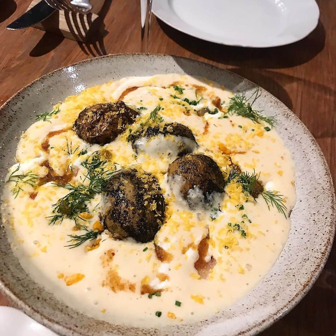 イ・ソンホのインスタグラム：「. 너와 나의 빵, 고기, 감자, 가지, 적밀, 닭, 우리안에 소리 turn up!!🔥 . Sourdough, tartar, potato, eggplant, red rye, chicken, creampuff and Czech wine . @eska_karlin」