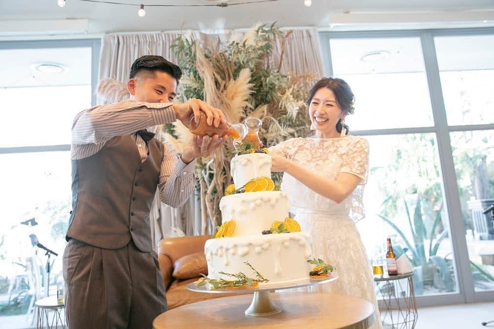 のインスタグラム：「・ @thebeach_yokohama  僕の趣味  気づけばその中には君がいた ・ オシャレがスキ 大学の頃から  僕の「ダイスキ」が全て揃う唯一の場所  American vintage shop ・ shopで働く君を見つけた  恋に落ちたのは一瞬だったのかもしれない ・ 趣味があうそれだけじゃない  君と過ごす時間  クリアで暖かい色に包まれる  幸せだった ・ 僕の「ダイスキ」が揃う場所  君との「スタート」地点 American vintageに包まれた空間  僕と君とのはじまり  僕たちの「ダイスキ」 ・ 過去のストーリーを詰め込んで  新しいストーリーの「はじまり」を繋ぐ ・ ・ WEDDING CIRCUSがお届けする NEW VENUE@横浜 元町・新山下 ・ 西海岸LAビーチリゾートクラブを彷彿とさせる 非日常的空間 ・ “ THE BEACH ” @thebeach_yokohama ・ 1000坪の広大な敷地を1組完全貸切にできる WEDDING VENUE ・ CEREMONY space PARTY BANQUET space BRIDE'S ROOM WAITING space… 会場内全てのspace どこを切り取ってもlnstagenic ・ " THE BEACH " concept LA style BEACH CLUBできらめくFUN TIME 七色に彩る横濱 instagenic WEDDING DAY ・ We have creative mind. ・ 神奈川県横浜市中区新山下3-2-5 045-264-8437 info@the-beach.jp ・ #weddingcircus #weddingdress #weddingflowers #wedding #weddingday #weddingparty  #beachwedding #beachhouse #weddingdecoration  #yokohamawedding #横浜ウェディング #横浜結婚式 #花嫁 #プレ花嫁 #オリジナルウェディング#結婚 #結婚式 #結婚式場 #結婚式アイディア #スタジオ  #結婚準備 #結婚式レポ #ウェディング #西海岸スタイル  #式場 #入籍 #preview #grandopening #newopening #lnstagenic」