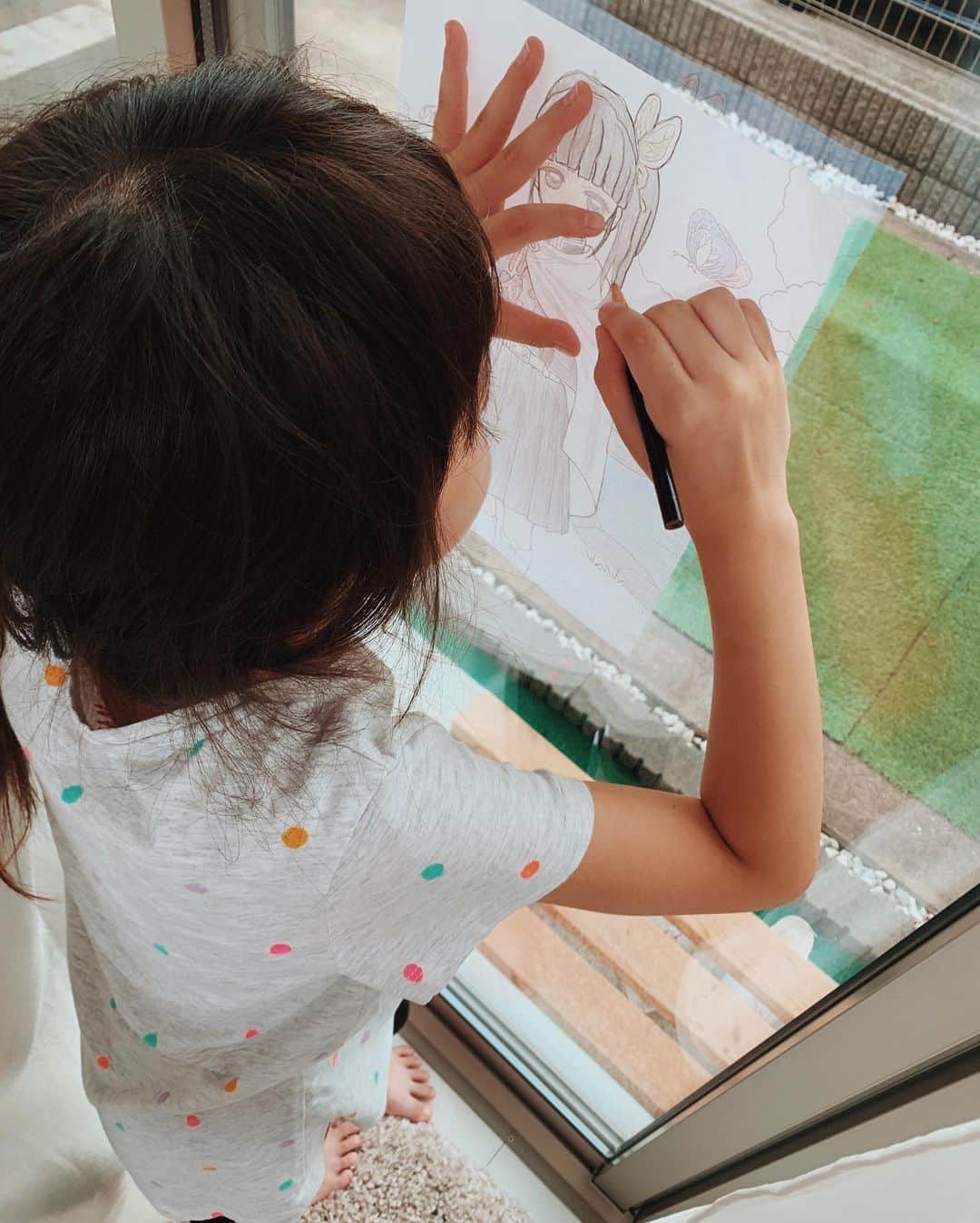 EMIのインスタグラム：「☆ ぬりえな日々😆 って…どこで描いてるのよw」