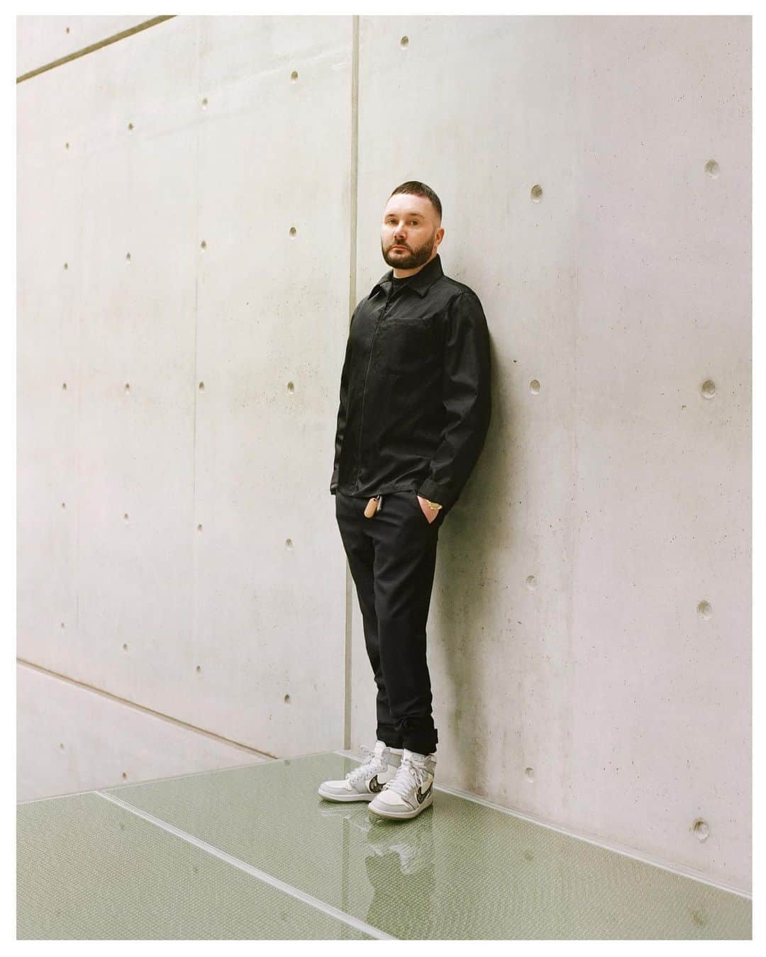 のインスタグラム：「The LVMH Group is pleased to announce the appointment of Kim Jones as @Fendi's Artistic Director of women's collections.    Kim Jones will join Silvia Venturini Fendi, third generation of the Fendi family, who will continue as Artistic Director of accessories and menswear collections.    Kim Jones will at the same time maintain his role as Artistic Director of DIOR Men.    #KimJones #Fendi #LVMH ©️ @Brett_Lloyd」