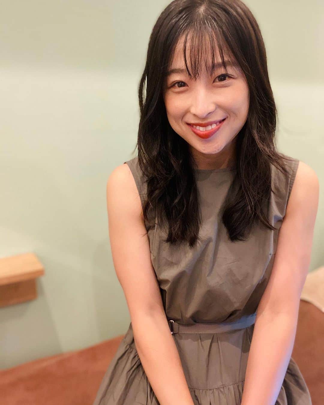 のインスタグラム：「久しぶりに、LBSホワイトニング新宿店へ🦷﻿ セルフホワイトニング。 ﻿ 私、赤ワイン🍷すきなので、﻿ とっても気になるのです！﻿ 普段病院でオフィスホワイトニングをしているのですが、こまめなメンテはセルフのほうで。﻿ 30分くらいでサクッと終わるので﻿ 本当にありがたい。﻿ .﻿ "緒方ありさの投稿を見た"﻿ で﻿ 初回の施術がとってもお得に受けられます。﻿ ﻿ 2倍照射¥8800➡︎¥2000﻿ 3倍照射¥11000➡︎3000﻿ ﻿ お友達は、直接連絡ください〜✨﻿ ﻿ LBSホワイトニング新宿店で検索。﻿ https://minimodel.jp/r/RnEJeA0﻿ ﻿ #ホワイトニング　#LBSホワイトニング﻿ #セルフホワイトニング　#赤ワイン好き﻿ #新宿御苑　﻿ ﻿ ﻿」