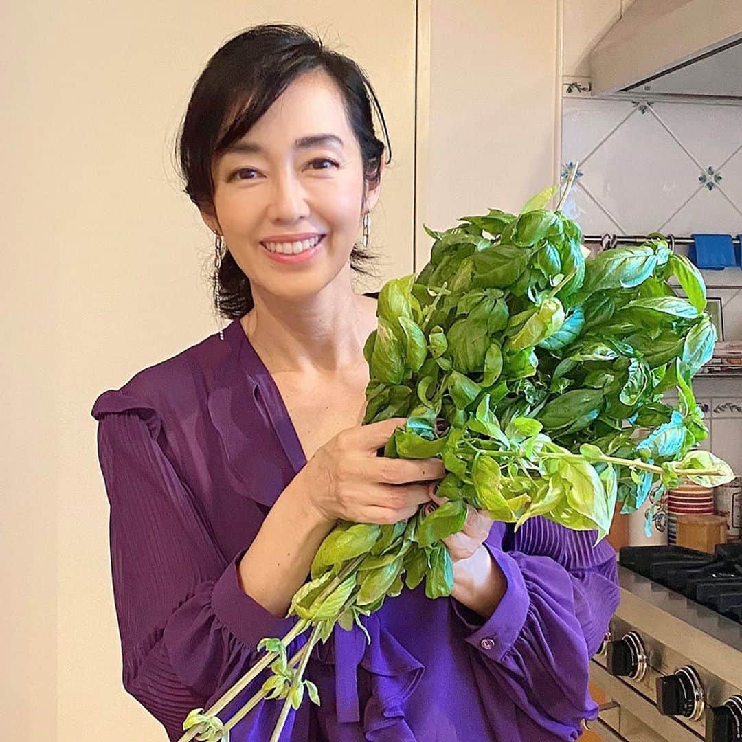 早見優さんのインスタグラム写真 - (早見優Instagram)「Woweeee!!! Look at my basil!! 我が家のバジルがこんなに育ってくれました💕 何を作ろうかな？  #basil #バジル #homegardening #家庭菜園」9月9日 16時36分 - yuyuhayami