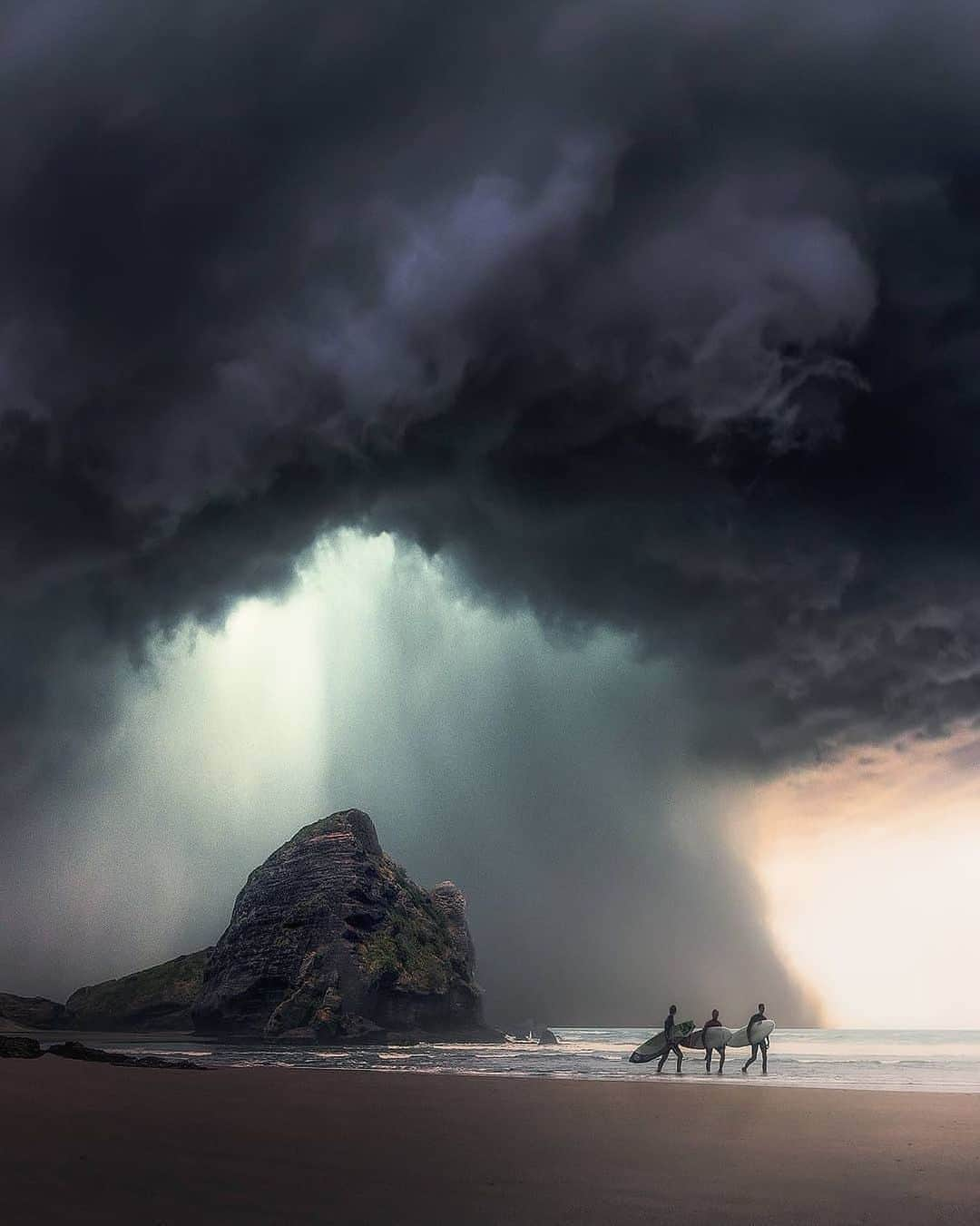 Canon Photographyさんのインスタグラム写真 - (Canon PhotographyInstagram)「A storm is moving in 🇳🇿 Photography // @toneback Curated by @steffeneisenacher  #thunderstorm #newzealand #newzealandlife #severeweather #storm #surfing」9月9日 16時40分 - cpcollectives