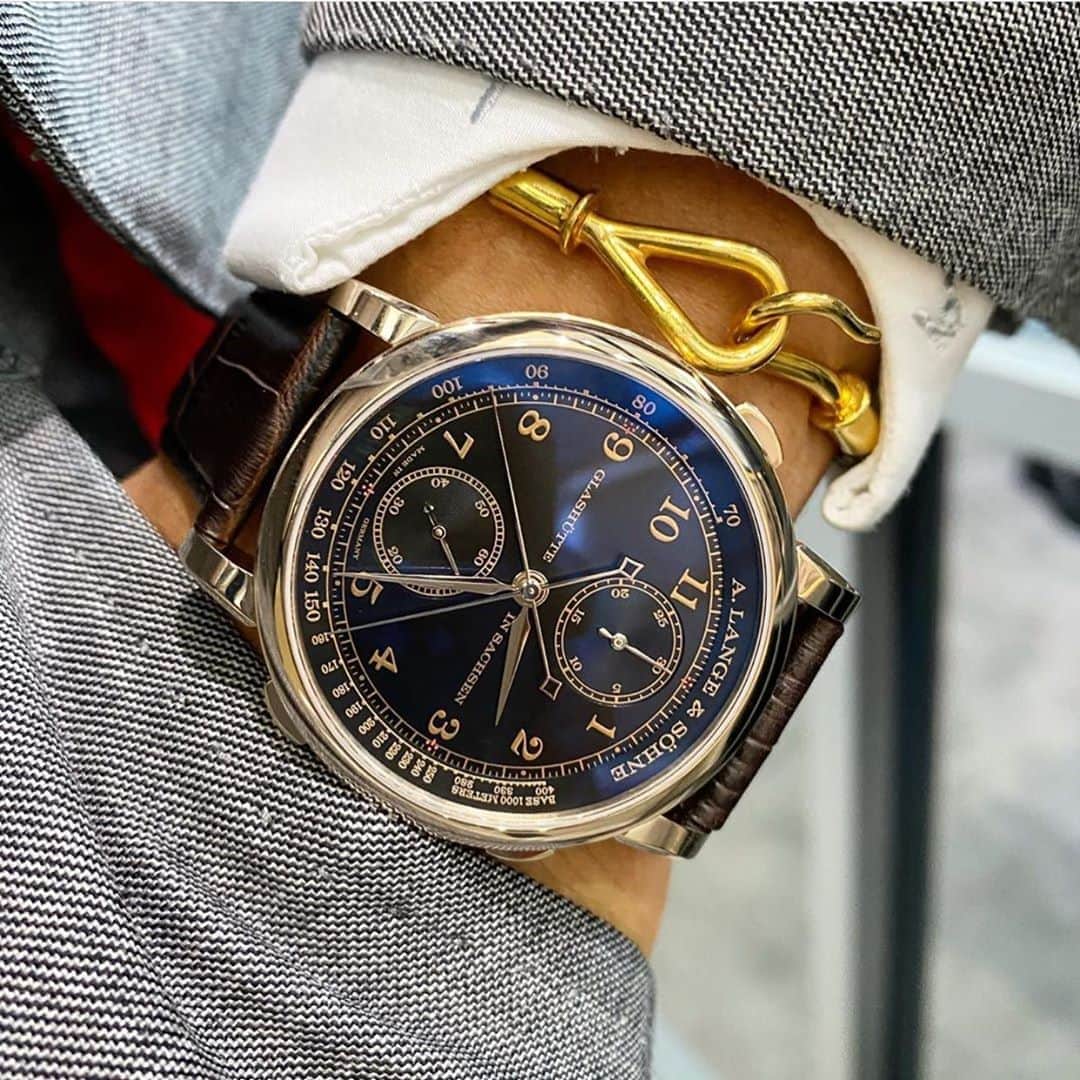 WATCHMANIAさんのインスタグラム写真 - (WATCHMANIAInstagram)「Introducing the new @alangesoehne 175th anniversary 1815 Rattrapante Honeygold😍  Limited edition of 100 pieces worldwide. Price, $134,000.  @a_zhangerator 📸」9月9日 16時41分 - watchmania