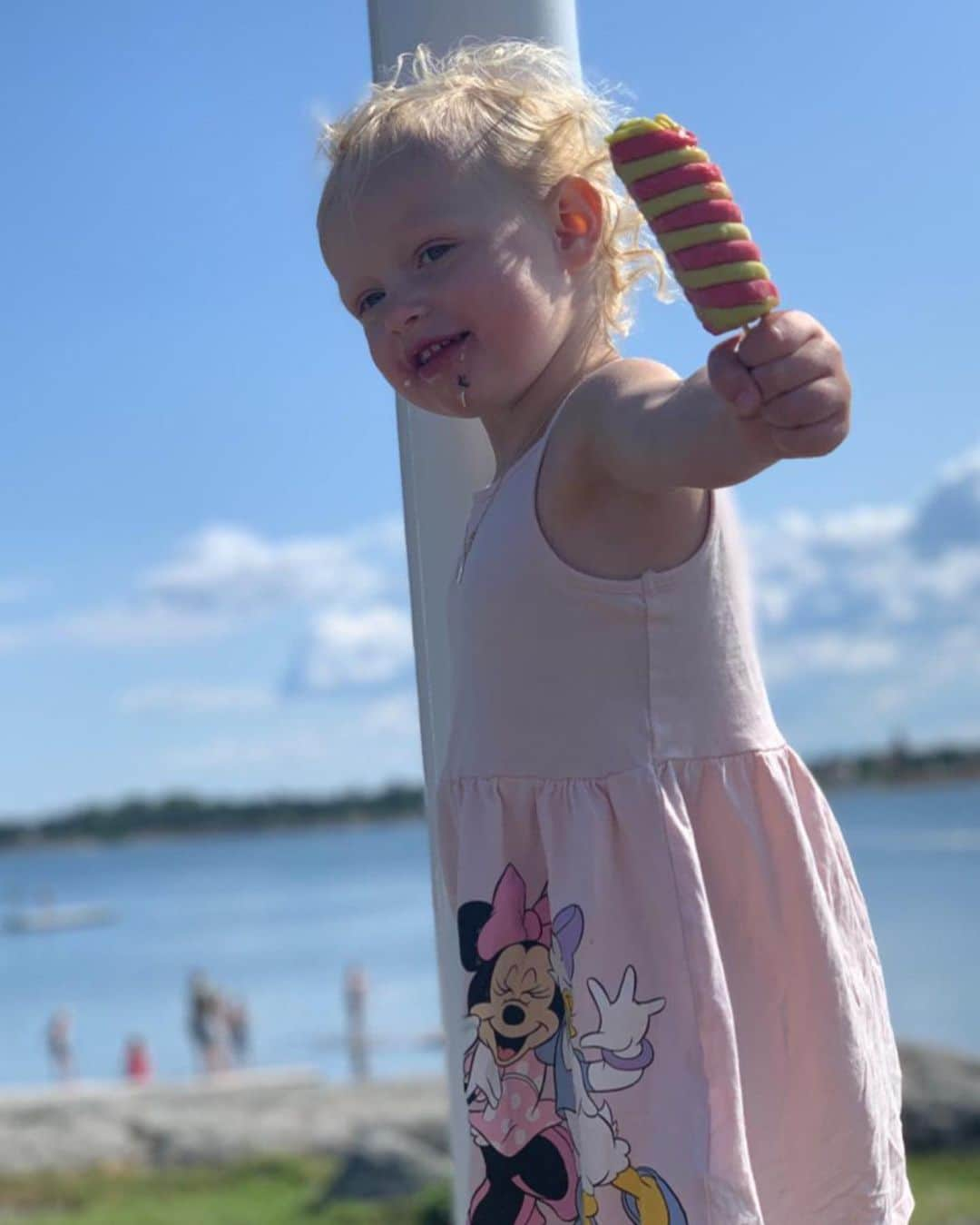 ヨン・グイデッティのインスタグラム：「GRATTIS TILL VÄRLDENS BÄSTA NELLIE PÅ 4 ÅRS DAGEN. VI ÄLSKAR DIG SÅ MYCKET. ❤️❤️❤️❤️」