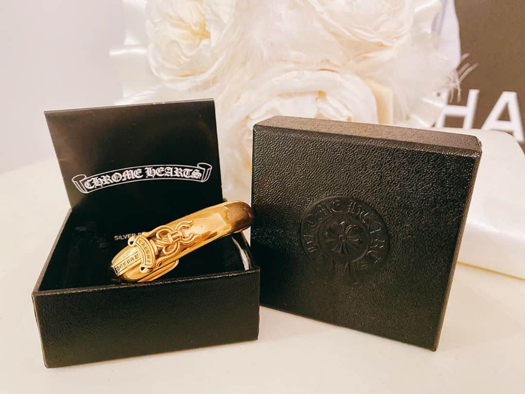 YUJI_MATSUDA_KUNのインスタグラム：「【購入品】﻿ この間ゴールドでオーダーしたクロムハーツ のバングルが出来上がったから取って来たよ😊﻿ ﻿ 3ヶ月待ったから嬉しみが深い✨﻿ ﻿ ヘビロテするぞ！」