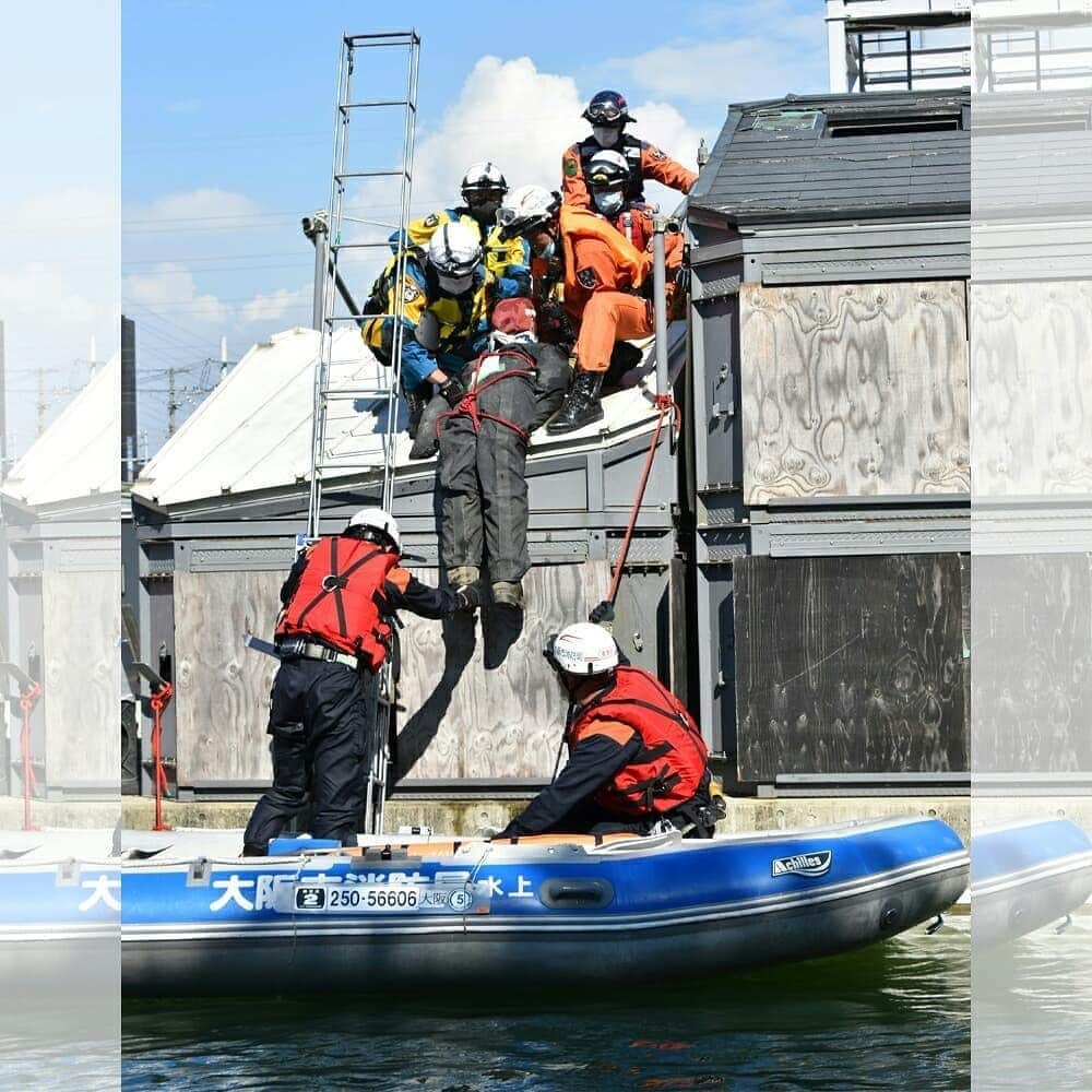 大阪府警察さんのインスタグラム写真 - (大阪府警察Instagram)「【水害に備え、大阪市消防局と合同救助訓練】 令和2年8月28日(金)、近畿管区警察局災害警備訓練施設において、大阪市消防局と連携した実動訓練を実施しました。 台風や集中豪雨などの水害の発生に備え、隊員の活動能力の向上と相互の連携強化を図りました。  #大阪府警察公式 #府警 #大阪市消防局 #合同救助訓練 #実動訓練 #連携強化 #台風 #集中豪雨 #水害」9月9日 16時48分 - fukei_koho