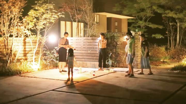 シバタカメラマンのインスタグラム：「友達と花火をしました。 今回は花火の虎さん( @hanabi_tora )の花火に。 ライターとかもセットで準備楽で良かった🎆  #夏の思い出  #花火の虎 #手持ち花火  #こどもと暮らす  #おうち遊び #花火　#hanabi  #hanabiyori」