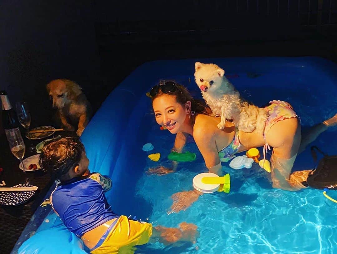 葵ゆりかさんのインスタグラム写真 - (葵ゆりかInstagram)「おうちプール&バーベキュー🥩✨ 明るかったのに気づけば、、、🌙 翌日、空いたボトルの数に衝撃を受けました🍾笑  #おうちプール　#pool  #bbq #夏の思い出　#夏の終わり」9月9日 16時53分 - yuriyuricchi