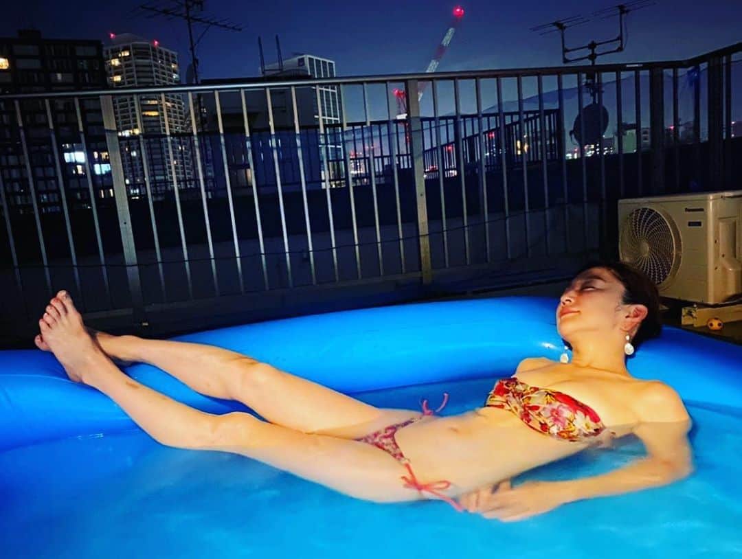 葵ゆりかさんのインスタグラム写真 - (葵ゆりかInstagram)「おうちプール&バーベキュー🥩✨ 明るかったのに気づけば、、、🌙 翌日、空いたボトルの数に衝撃を受けました🍾笑  #おうちプール　#pool  #bbq #夏の思い出　#夏の終わり」9月9日 16時53分 - yuriyuricchi