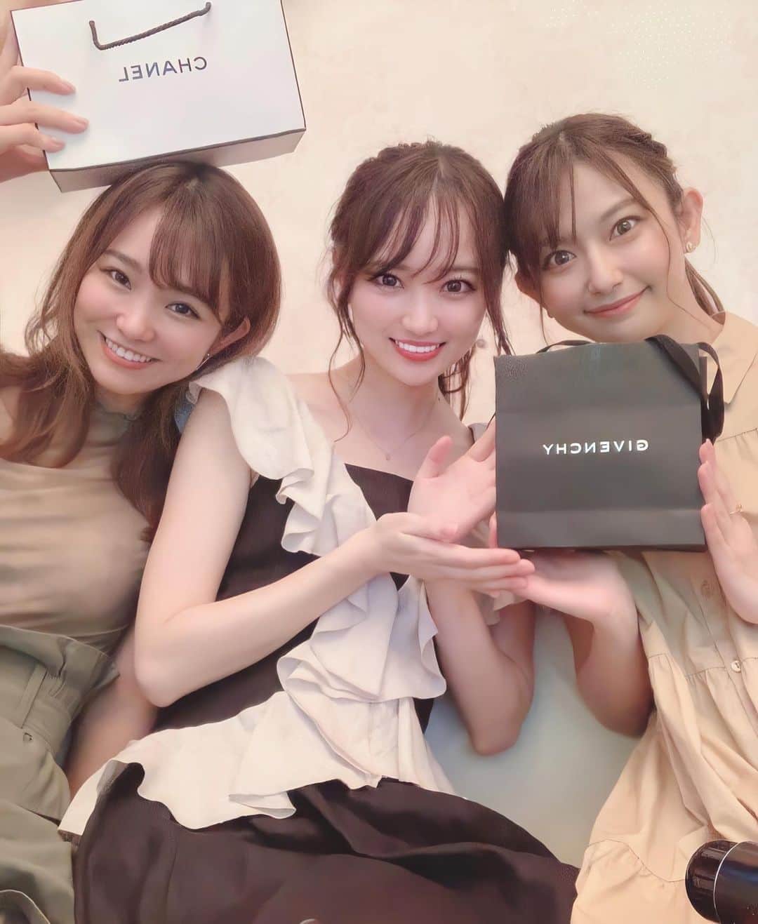 のインスタグラム：「やっと予定合って会えた～🥰 ・ 何話したかあんまり覚えてないけど楽しすぎた‪w ・ 2人ともほんと面白くてだいすき😆💓 ・ かなりの時差で誕生日プレゼント交換もやっとできたぁ👏🏼🎁 ・ ・ ・ ・ ・ #friends #japanesegirl #instagood #present #プレゼント #女子会 #girls #友達 #なかよし #eve46」