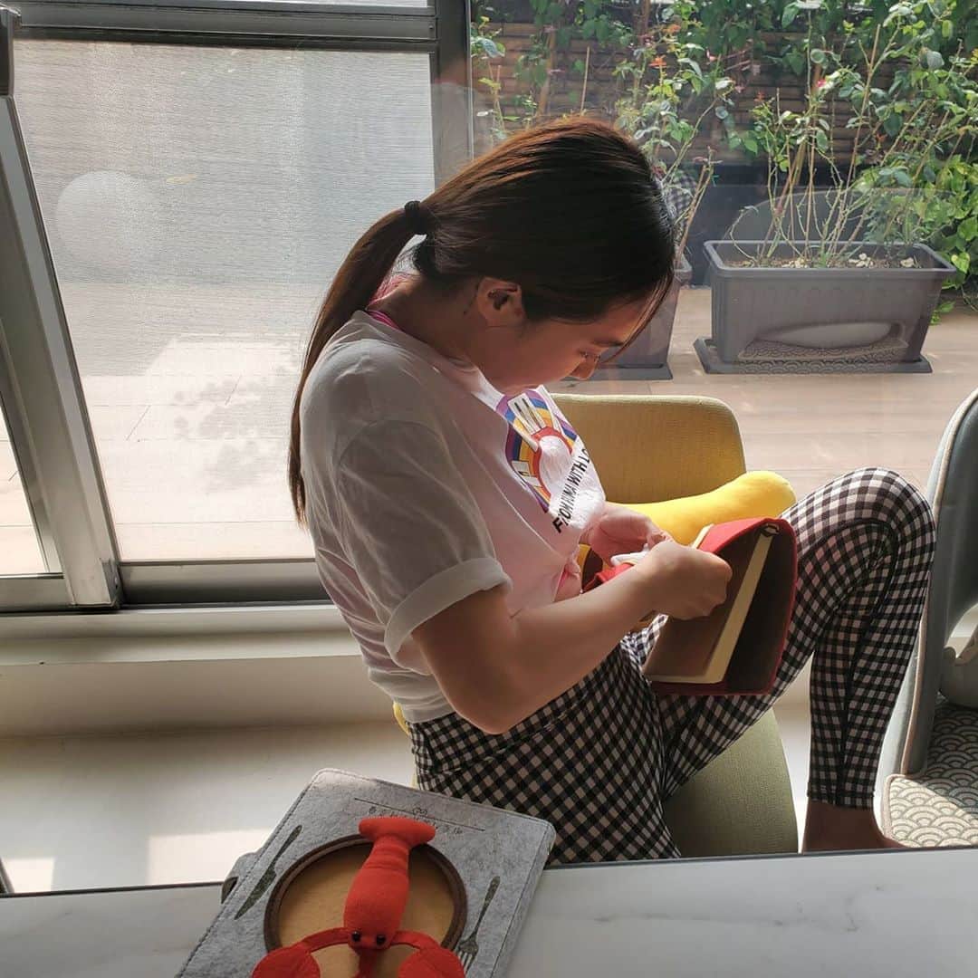 ジョリン・ツァイのインスタグラム：「別個別針 都要別得很執著 #sitdownplease #禮物滿滿」