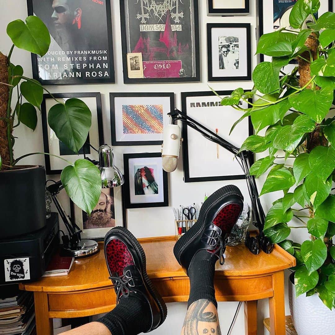 アンダーグラウンドのインスタグラム：「@raynoir⁠ wears the Original Wulfrun Creeper - this limited numbers version in black leather with a black and red leopard print "pony" apron.⁠ ⁠ Available from the online store and shipping worldwide.⁠ ⁠ ⁠ ⁠ #UndergroundEngland #UndergroundShoes #UndergroundCreeper #WulfrunCreeper #Creepers #Underground #Wulfrun #OriginalCreeper #algender」