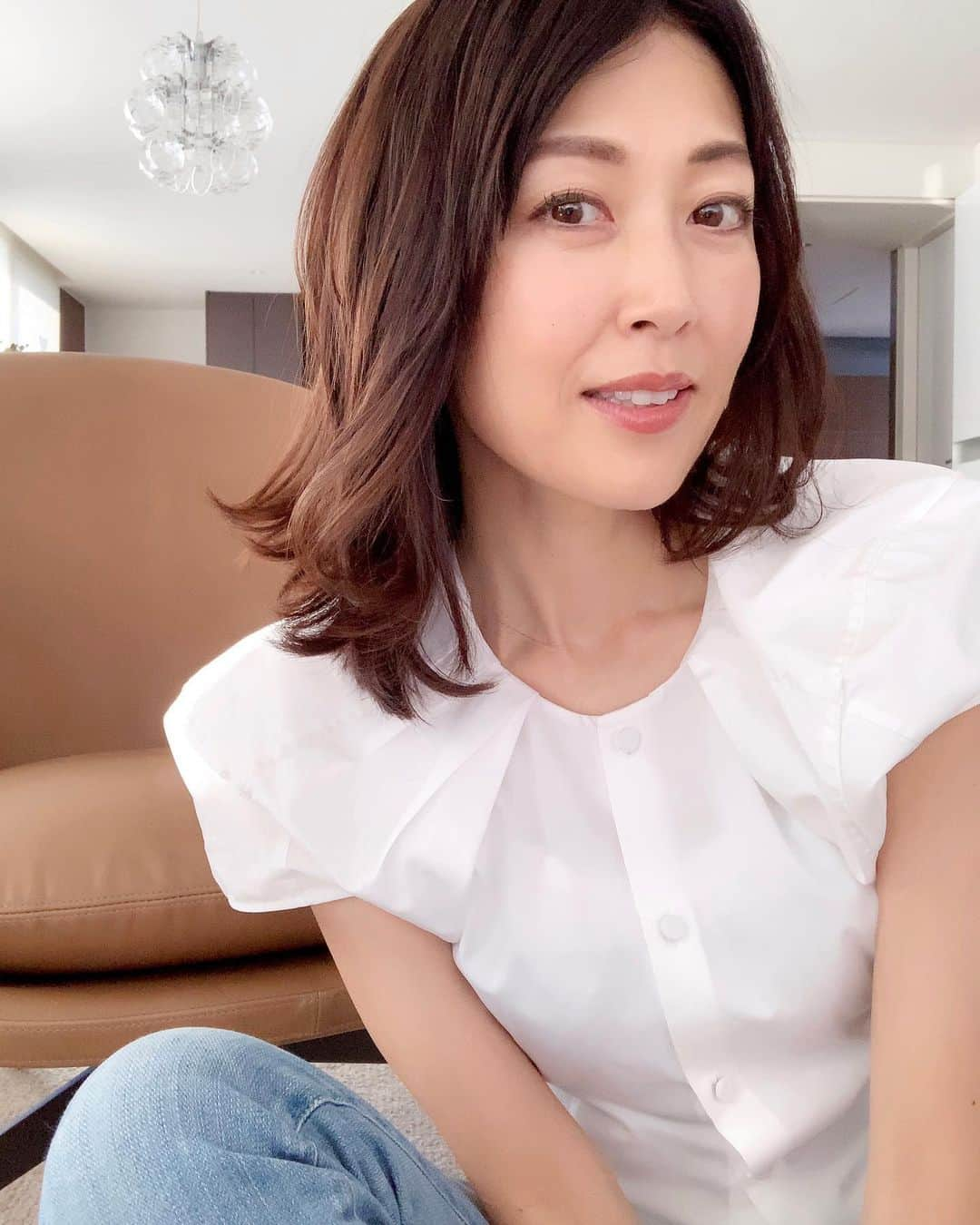 草間淑江さんのインスタグラム写真 - (草間淑江Instagram)「最近のお気に入りヘアケア商品をご紹介！    ぱっと見気付かれませんが、実はものすごーくくせ毛なんです。  髪を乾かしてブローしないでそのままだと、パーマですか？ってくらいくせ毛。  初めてのサロンに行くと最初来た時と、髪を濡らした時とが全然違くて、「え？こんなに癖があるんですね」「ブローがうまいんですね」って感心されちゃうほど。  そうですよ、だってもう何十年とこのくせ毛と戦っているんですから。  ブローがうまくなって当たり前！      でも、梅雨時期や、夏、雨が降った時、湿気がある時  お家の中でブローしても外に出た瞬間に爆発うねうねな私。     クセも年々ひどくなっています。     なので、ヘアケア商品は絶対必要。    今気に入って使っているのがこの３つ。  左　Uka マルチデイリーセラム サンダルウッドをベースにゼラニウムの香りで、乾燥などで広がってしまう髪や、普通に手肌にも使える美容液。     真ん中　SHIGETA　ヘアトリートメントオイル アルガンオイル、アボカドオイル、プルーンオイルをブレンドした髪に潤いとツヤを与えるトリートメントオイル。   右　TWI ヘアオイルリッチ　 表面をコートして潤いを与えるヘアオイル。     ukaのマルチデイリーセラムは香りが好き。     SHIGETAはしっとりまとまります。     TWIはシャンプーの後につけて乾かして、乾いたらまた部分的に揉み込むようにつけて整えています。     今の所、TWIが一番使い勝手がいいですね。  どんどん進化したものが出るので、いろいろ試しながら好みのものを探っています。  今日もお疲れ様でした☺️  #草間淑江#ヘアケア#お気に入り#香り#テクスチャー #色々試してみる #くせ毛#年々ひどくなる #新しいもの#チャレンジ#楽しみながら #今日もお疲れ様でした✨」9月9日 17時00分 - yoshie_kusama