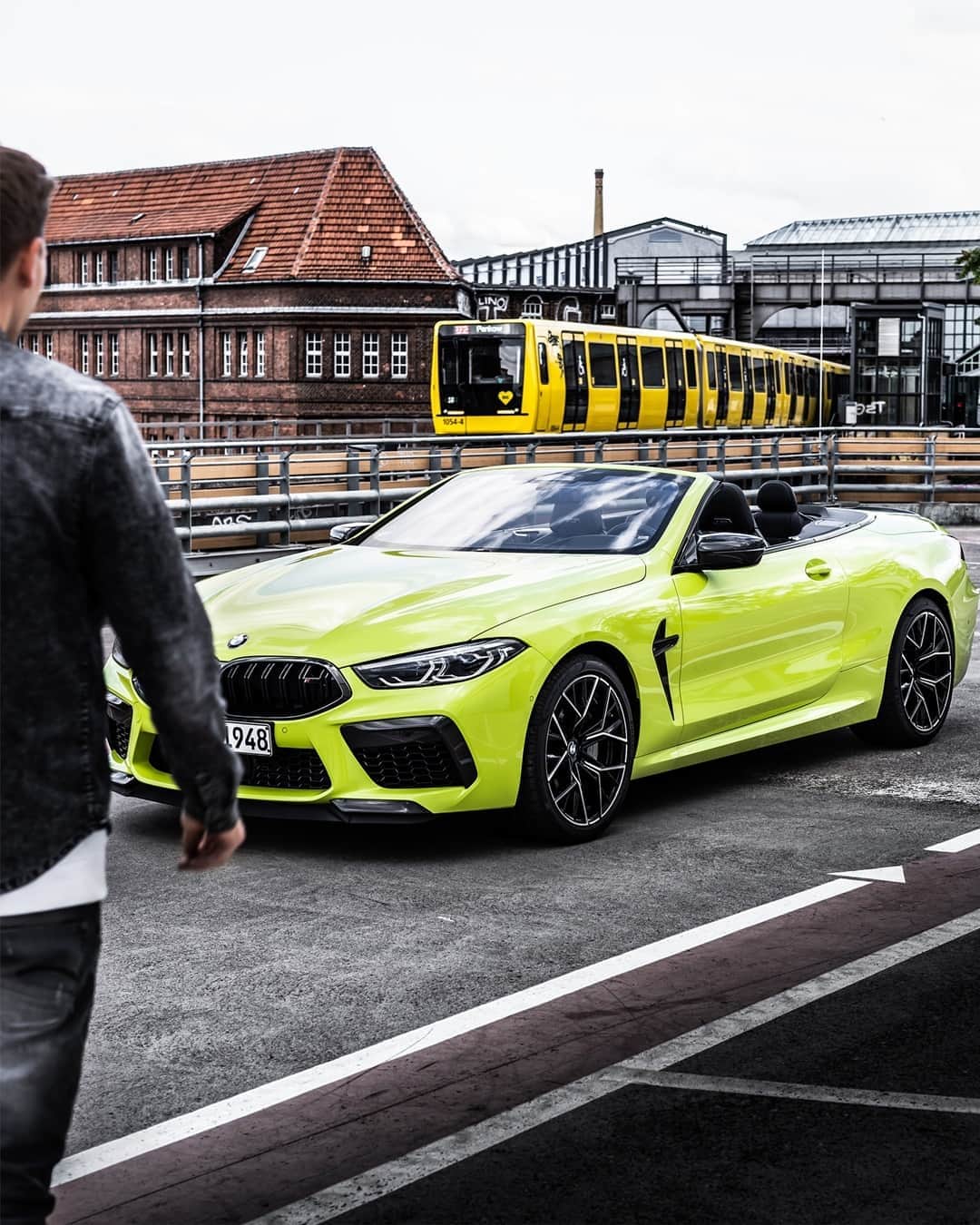BMWのインスタグラム：「The perfect mate in the perfect color. The BMW M8 Competition Convertible. #THEM8 #BMW #M8 #BMWM #BMWrepost @dschmdt  __ BMW M8 Competition Convertible: Fuel consumption in l/100 km (combined): 10.8. CO2 emissions in g/km (combined): 246. Further information: www.bmw.com/disclaimer.  	 Acceleration (0-100 km/h): 3.3 s. Power: 460 kW, 625 hp, 750 Nm. Top speed (limited): 250 km/h (with optional M Drivers Package: 305 km/h).」