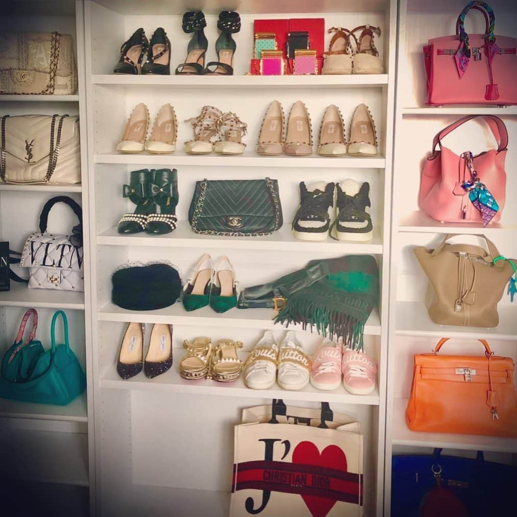 mycoのインスタグラム：「ドレスルームの棚です🤍 春夏の👜👡から 秋冬の💼👠へチェンジ♡ ときめくものを配置します！  左はよく使うアイテム 右はエルメスを🧡 #hermes   まだ暑いですが衣替えしてます。 みなさんは衣替えしたかな？  여러분은 벌써 계절별 옷 정리를 하셨어요？ 저는 이번 주말에 겨우 옷 정리를 끝냈어요👗  #ootd #ootdbags #ootdbag  #valentinoshoes #chanel  #louisvuittonshoes  #jimmychooshoes  #diorbag #hermesbirkin  #orderbirkin  #드레스룸　#옷정리」