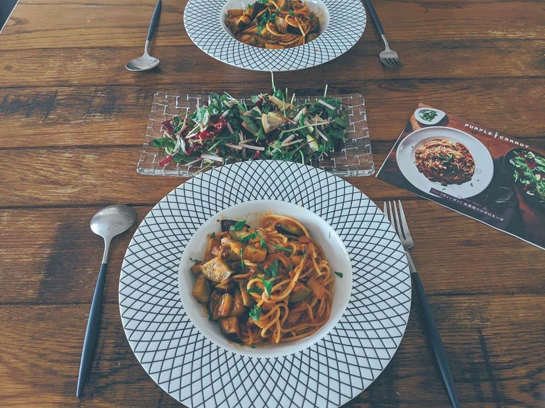 藤田敦子のインスタグラム：「ㅤ 【#blendakitchen 】 いつかのLUNCH @oisix  ✔︎米澤流ベジボロネーゼ ✔︎ベビーリーフとビーツのサラダ ㅤ オイシックスのキット、よねさんのベジボロネーゼがある ということでゲットしてみたら、あまりに楽ちんでびっくり。 こりゃもう今後頼るしかない。 どんどん楽しちゃってやばいです🙏 ㅤ パスタ皿は最近のお気に入り。」
