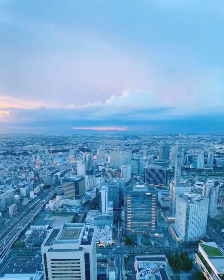 横浜ロイヤルパークホテルのインスタグラム：「快晴のみなとみらいですが、東京方面では雷が！ 遠くまで見渡せる、ホテルならではの景色です📷  #横浜ロイヤルパークホテル #yokohamaroyalparkhotel #横浜 #yokohama #ホテル #hotel #絶景ホテル #ホテルからの景色 #横浜ホテル #thepreferredlife #royalparkhoteljp」