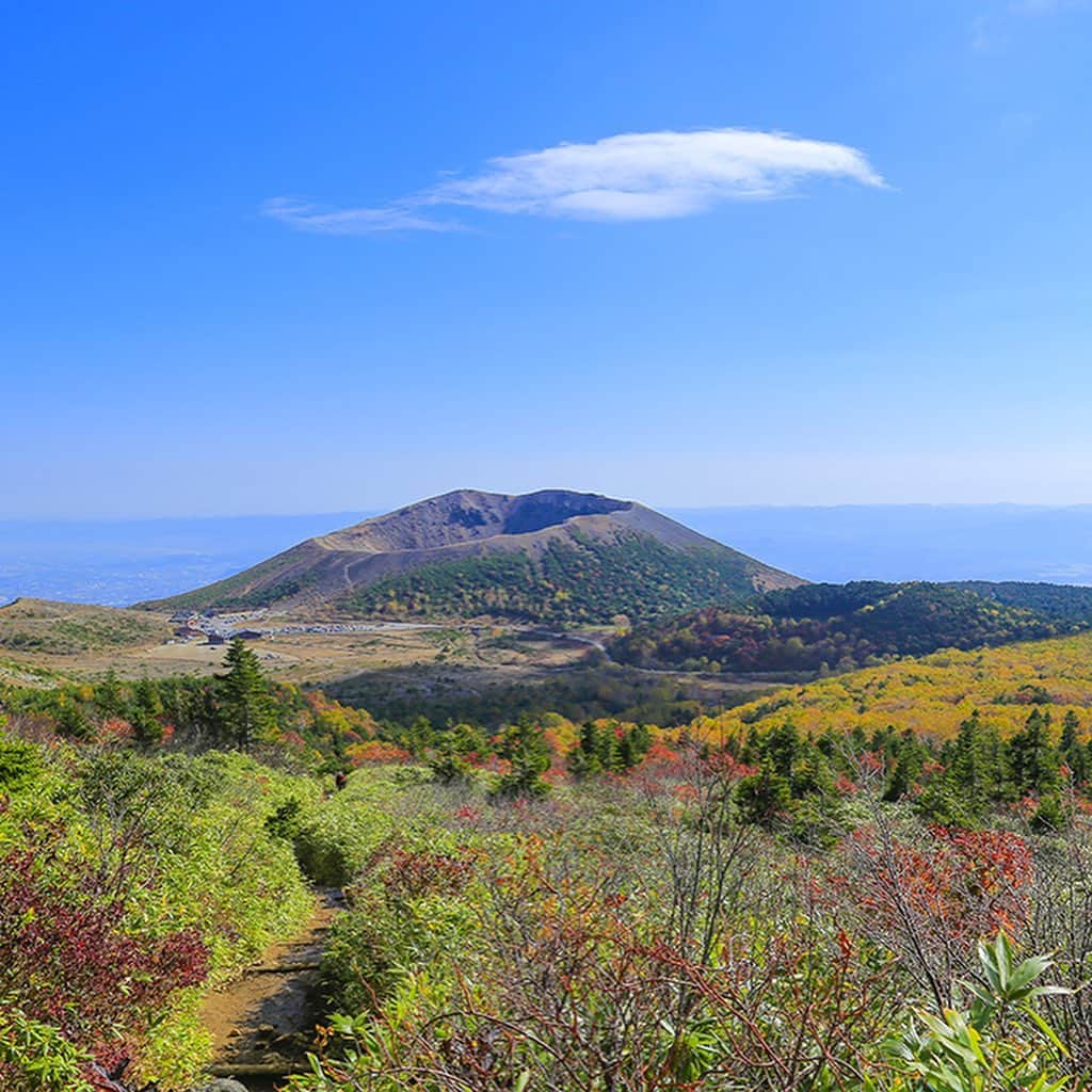 Rediscover Fukushimaさんのインスタグラム写真 - (Rediscover FukushimaInstagram)「Take a look up the sky. Make memories that will last a lifetime at Jododaira area with your special someone.  . Jododaira Visitor Center, located at an altitude of 1500 m, stands partway along the Bandai-Azuma Skyline sightseeing road. Jododaira acts as a base to spend the day hiking nearby mountain routes, including Mt. Higashi-Azuma (1,975 m) and Mt. Issaikyo (1,949 m).  . The Jododaira area is also prone to high volcanic gas levels, so it is a good idea to check whether the area is open to visitors before making the drive up the mountain roads.」9月9日 17時09分 - rediscoverfukushima