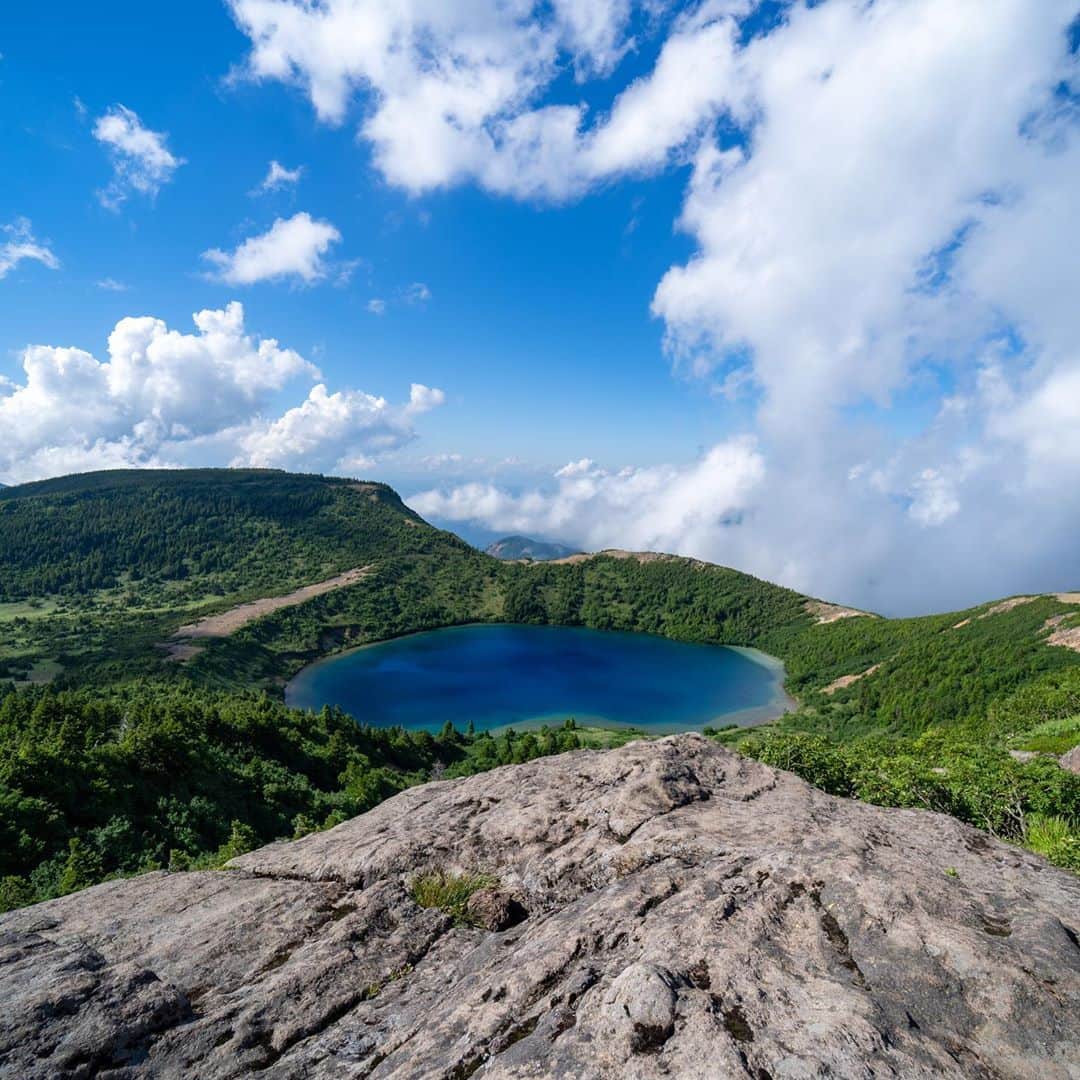 Rediscover Fukushimaさんのインスタグラム写真 - (Rediscover FukushimaInstagram)「Take a look up the sky. Make memories that will last a lifetime at Jododaira area with your special someone.  . Jododaira Visitor Center, located at an altitude of 1500 m, stands partway along the Bandai-Azuma Skyline sightseeing road. Jododaira acts as a base to spend the day hiking nearby mountain routes, including Mt. Higashi-Azuma (1,975 m) and Mt. Issaikyo (1,949 m).  . The Jododaira area is also prone to high volcanic gas levels, so it is a good idea to check whether the area is open to visitors before making the drive up the mountain roads.」9月9日 17時09分 - rediscoverfukushima