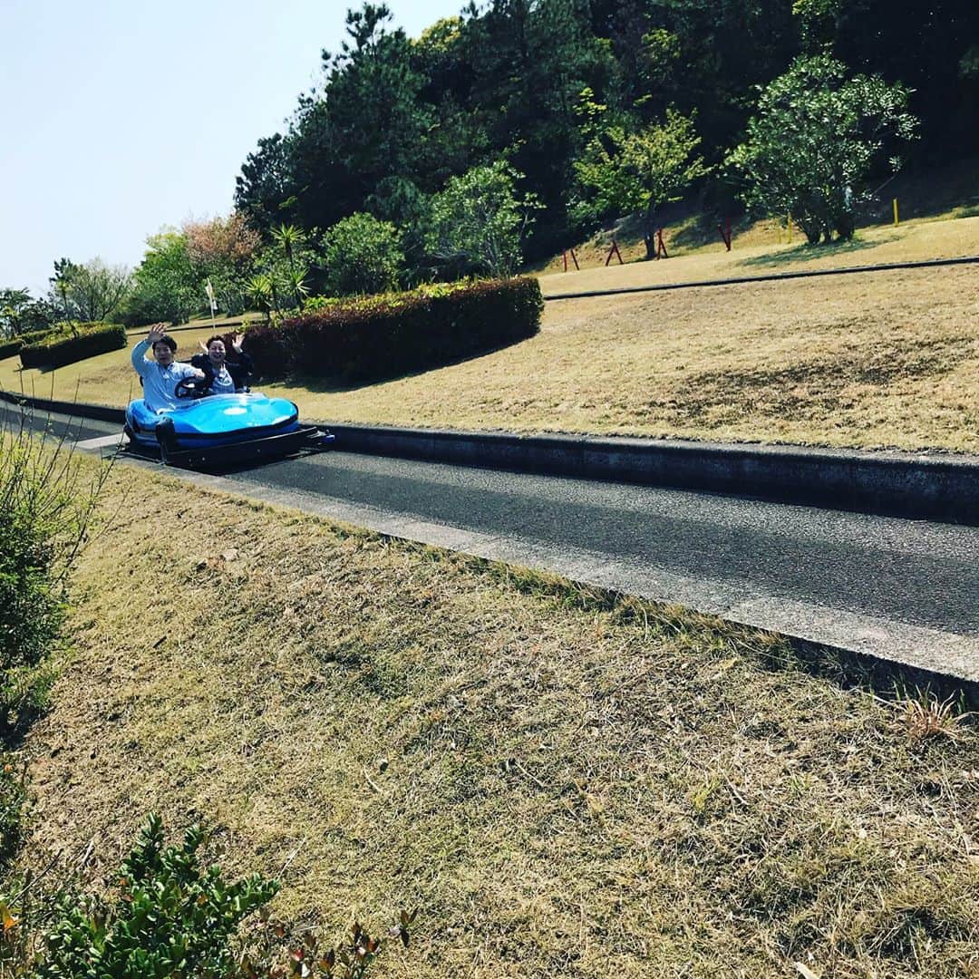 木藪亮太のインスタグラム：「今日はてゲてゲ、どんかごです！！ 僕も20時からのどんかご「県内限定！ドライブでイイトコ撮り」という企画で、久しぶりに取材に行っています！（行ったのは桜の咲いているような時期です。笑）  阿久根市役所の若手職員の方々が作成したドライブマップ片手に、作成した職員の方々に案内して頂きながら、阿久根市を回っています😊 バッティングもしてきました〜⚾️  財津さん、上塘アナウンサー、僕の3人の取材です！ぜひご覧くださーーい！！  #どーんと鹿児島 #mbc #ドライブ #ゴーカート #阿久根市 #財津三奈 #上塘百合恵」