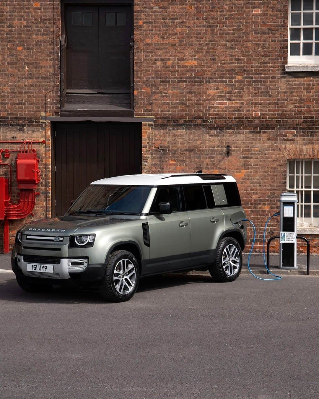 Land Roverさんのインスタグラム写真 - (Land RoverInstagram)「Introducing the first ever #LandRover #DEFENDER Plug-In-Hybrid. Combining a powerful 2.0-litre four-cylinder petrol engine and 105kW electric motor, the 404PS P400e delivers efficiency and substantial torque for even more capability. Tap the link in our bio to explore. #WorldEVday  #NewDefender #TeamDefender #LandRoverDefender #4x4 #Overland #Expedition #Adventure @worldevday #PHEV」9月9日 17時12分 - landrover