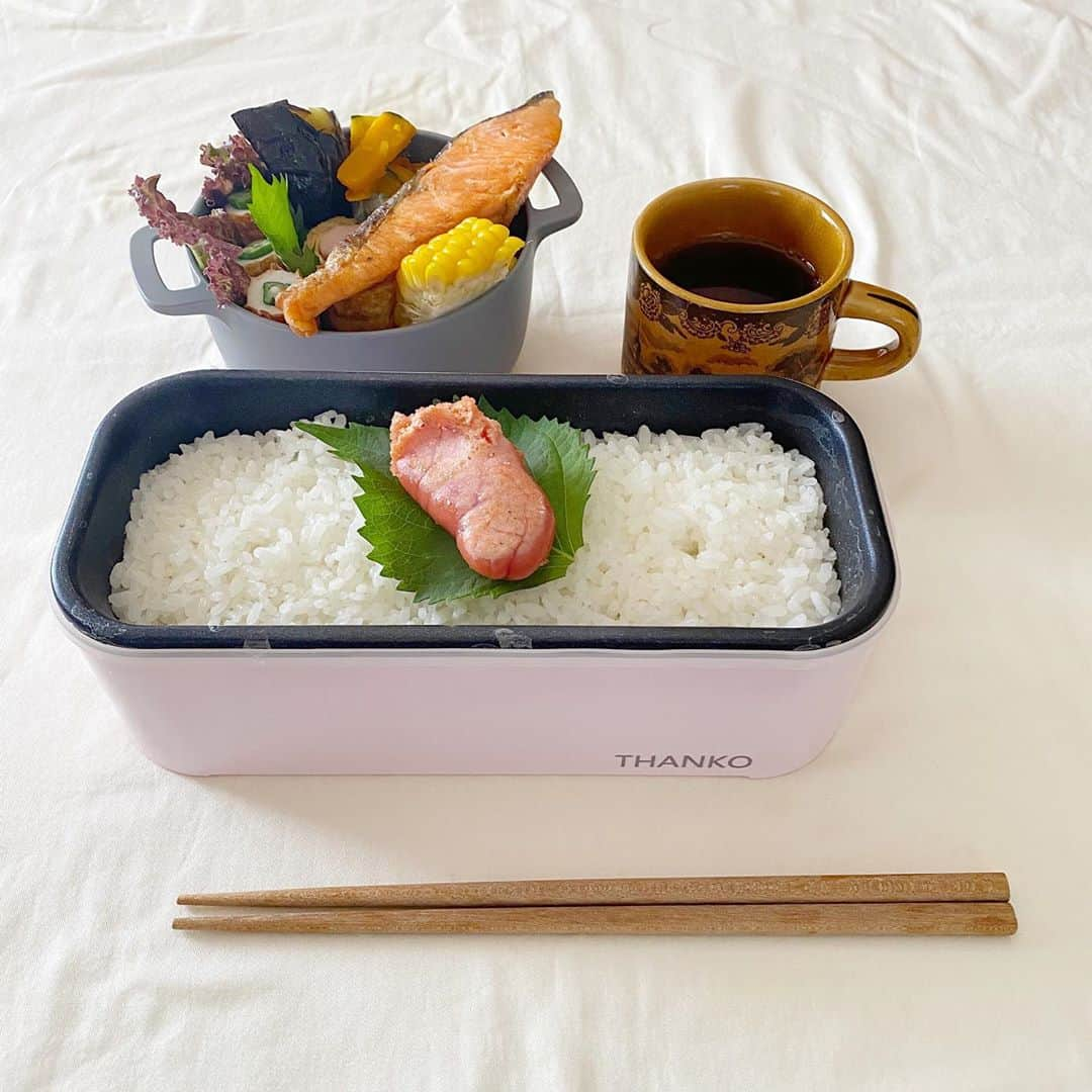 manamisotayutaさんのインスタグラム写真 - (manamisotayutaInstagram)「〻お弁当🍙〻 普通のお弁当に見えるけど…❤︎ このお弁当箱、実はご飯が炊けるお弁当箱✨ @thanko_inc  のお弁当箱で、 半合ならたった14分で炊けちゃう✨ ふっくらもちもちツヤツヤで、すっごく美味しくて感動❤️ 半合〜1合炊けるから便利♪ 職場のランチも炊きたてご飯が食べれちゃう😆 急いでるときもこれはほんといい♪ ・ ・ サンコーさまからいただきました♡ ＊ ＊ ＊ #お弁当#和食ごはん #和食ランチ  #お弁当箱#サンコー#thanko #おうちごはん#お昼ごはん  #おうち時間 #おうちカフェ #ouchicafe #白米#ごはん記録  #炊きたてご飯 #和食弁当」9月9日 17時12分 - manamisotayuta