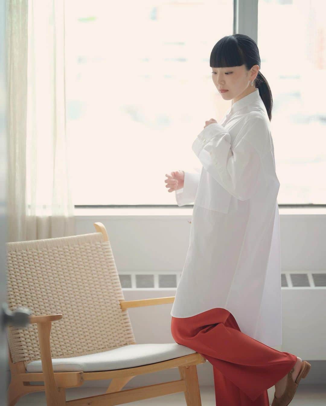 Young Juvenile Youthのインスタグラム：「9月1日に発売されたNewansのロングシャツを着てます 肌触りが良いものを纏うと気分が上がりますねぇ🍇  #thisismynewanswer #Newans #ハッシュニュアンス @newans.official」