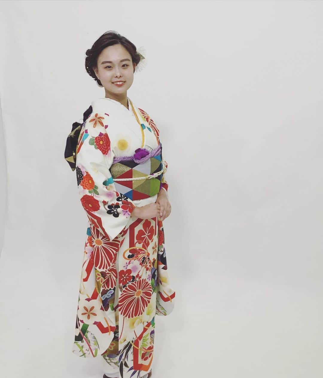 金沢着物レンタルshop心結〜kokoyui〜のインスタグラム：「成人の前撮りさせて頂きました  スタイルがよくてとってもお綺麗なお嬢様♡ 白地のお振袖がすっきりよくお似合いですね😊！  ヘアは人とかぶらないようなレトロモダンなスタイルにさせて頂きました♡ 金箔も散りばめてキラキラ😙 実際もっとかわいかったです！  今後が楽しみです❣️  ⚫︎金沢駅前 着物レンタル心結(ここゆい)  ⚫︎営業時間 : 9:00〜18:00 ⚫︎address : 金沢市本町1-3-39 ⚫︎tell : 076-221-7799 ⚫︎金沢駅から徒歩5分  ⚫︎コインパーキング補助あり  心結の着物一覧▶@kokoyui_kimono 振袖や袴はこちら▶@kokoyui_furisode 七五三やお子さんの着物はこちら▶@kokoyui753 . #撮影 #兼六園 #東茶屋街 #21世紀美術館　#成人式 #成人前撮り　#成人式ヘア　#ハタチ #着物ヘア #ヘアセット #和服 #着物 #着物コーディネート #きもの #着物女子 #着物男子」