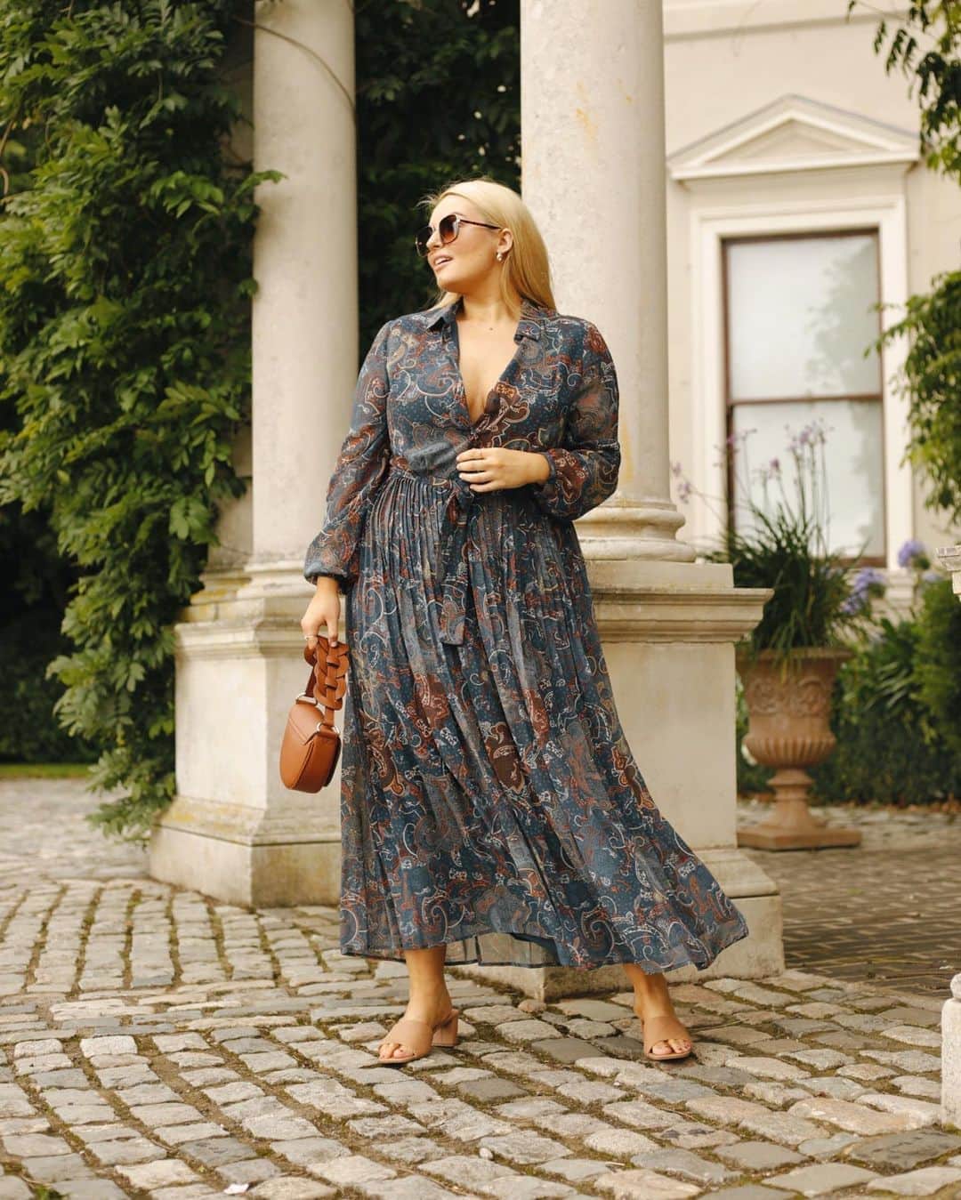のインスタグラム：「Not ready to say 👋 to those florals? *Tip* style down with chunky boots as the autumn months sneak in! 🍂✨ @stylemecurvy Tap to shop 🔎 Dress: 765343 Bag: 952617 Shoes: 840803 Sunglasses: 803601 #emmawilliscollection」