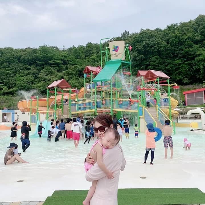 のインスタグラム：「とっても楽しかった#ネスタリゾート のプール👙♪﻿ ﻿ キッズゾーンも充実してたし、子供達2人とも何度もスライダーしたり、頭の上から水をかけたりかけられたりもう私も想定外に全身ビショビショになりすぎてみんなで思い切り楽しめた❣️﻿ ﻿ 遊び疲れて途中でMは爆睡。。。。😴﻿ ﻿ プールからすぐの#延羽の湯 の温泉が虫の鳴き声のBGMにほんとに癒されて最高に気持ちよかった🥰﻿ ﻿ またゆっくり行きたいな♡﻿ ﻿ #ks_20✨ #ks_kobe✨ #家族旅行　#国内旅行　#ネスタリゾート神戸　#S⭐️_ #M🍒_ #s⭐️m🍒」