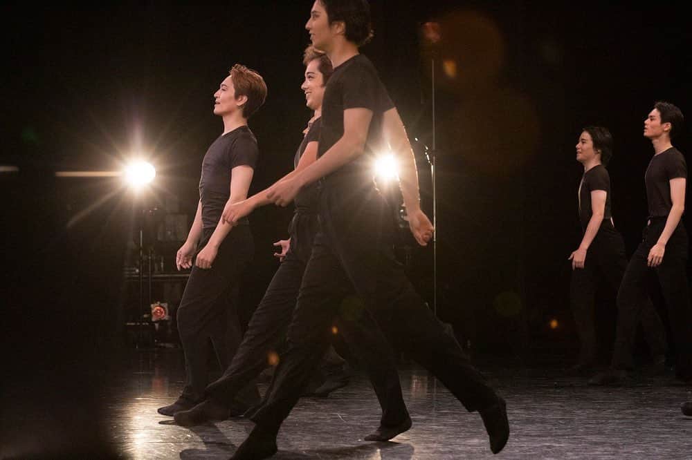 牧阿佐美バレヱ団さんのインスタグラム写真 - (牧阿佐美バレヱ団Instagram)「バレエ公演舞台裏の様子を撮影した"Behind the scenes" シリーズ。 8月公演「サマー・バレエコンサート 2020」の写真です。  感染症に十分注意をしつつ「新しい生活様式」の中で、今の時期にも可能な形でのバレエ公演を考え実施した「サマー・バレエコンサート 2020」。 バレエ団にとっては8か月ぶりとなる公演でした。自粛期間を経て様々な思いを胸に舞台に立ったダンサーたち。  リハーサル中はずっとマスクを着用していました。舞台袖には最小限の人数、フェイスガードやマスクの着用、などなど。。 これまでの公演とは勝手が違うこともたくさんありますが、何よりも公演を再開できる喜びが勝るような、そんな舞台でした。  写真は「サマー・バレエコンサート 2020」 「ゴットシャルクの組曲」より　 キャスト：菊地研（ @ken__kikuchi ）　ほか  全写真はダンサーズブログに掲載しています。 （ @asamimakiballettokyo ）プロフィール欄にあるURLから、ダンサーズブログをご覧ください。 * * * * * #牧阿佐美バレヱ団 #牧阿佐美バレエ団 #AsamiMakiBallet #ballet #balletdancer #バレエ #クラシックバレエ #dancer #dancerphotography #dancephoto #balletphotography #instagramfordancers #balletlife #文京シビックホール」9月9日 17時29分 - asamimakiballettokyo