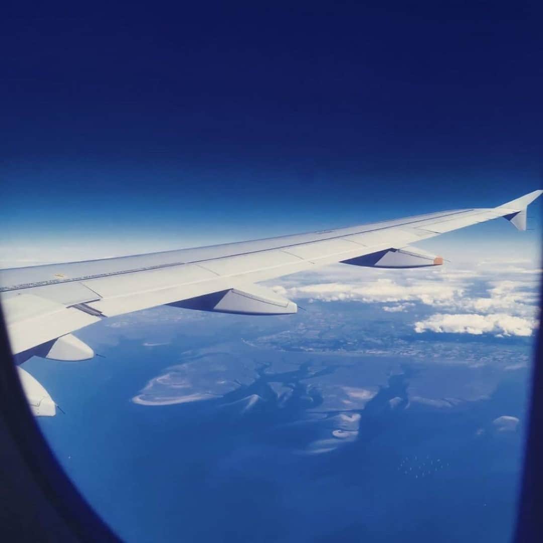 エールフランスのインスタグラム：「Le temps passe et les paysages défilent ! Vous ne vous en lassez pas, et nous non plus 🤗 📸 @joana_swan  Time goes by and the landscapes pass by! You don't get tired of it, and neither do we 🤗 📸 @joana_swan  #AirFrance #EnvieDailleurs #wanderlust #travel #views #sky #travelspic」