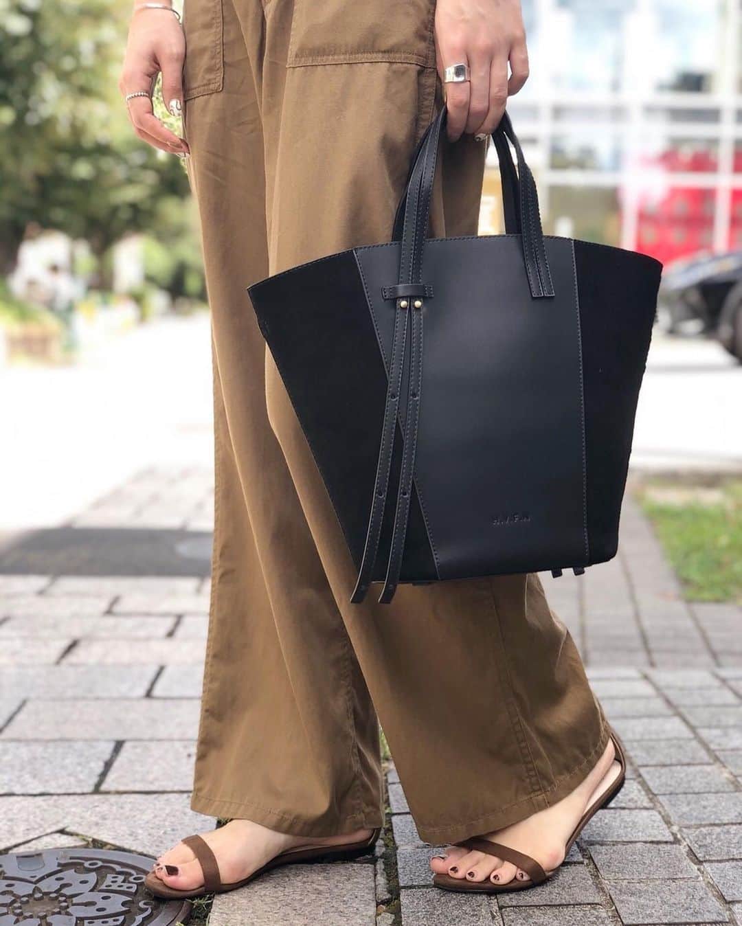 green label relaxingさんのインスタグラム写真 - (green label relaxingInstagram)「【New in】﻿ 〈H.V.F.N(エイチヴィエフエヌ)〉より、green label relaxing別注のトートバッグが登場！﻿ ﻿ 人気のモデル、《SAILOR》をベースに、特別な一点に仕上げております。﻿ ﻿ ビッグバッグは今年の注目ワードでもあり、是非取り入れて頂きたいアイテム！﻿ 大人に持てるモードカラーに仕上げたビッグバッグは、スタイリングのポイントにも。﻿ ﻿ また自由が丘店限定でデザインバリエーションもご用意してございます。（画像6.7枚目）﻿ ﻿ オンラインストアではブログにて詳しくご紹介もしております。是非参考にご覧くださいませ。﻿ ﻿ #greenlabelrelaxing#グリーンレーベルリラクシング#HVFN#エイチヴィエフエヌ#ビッグバッグ」9月9日 17時31分 - ua_greenlabel
