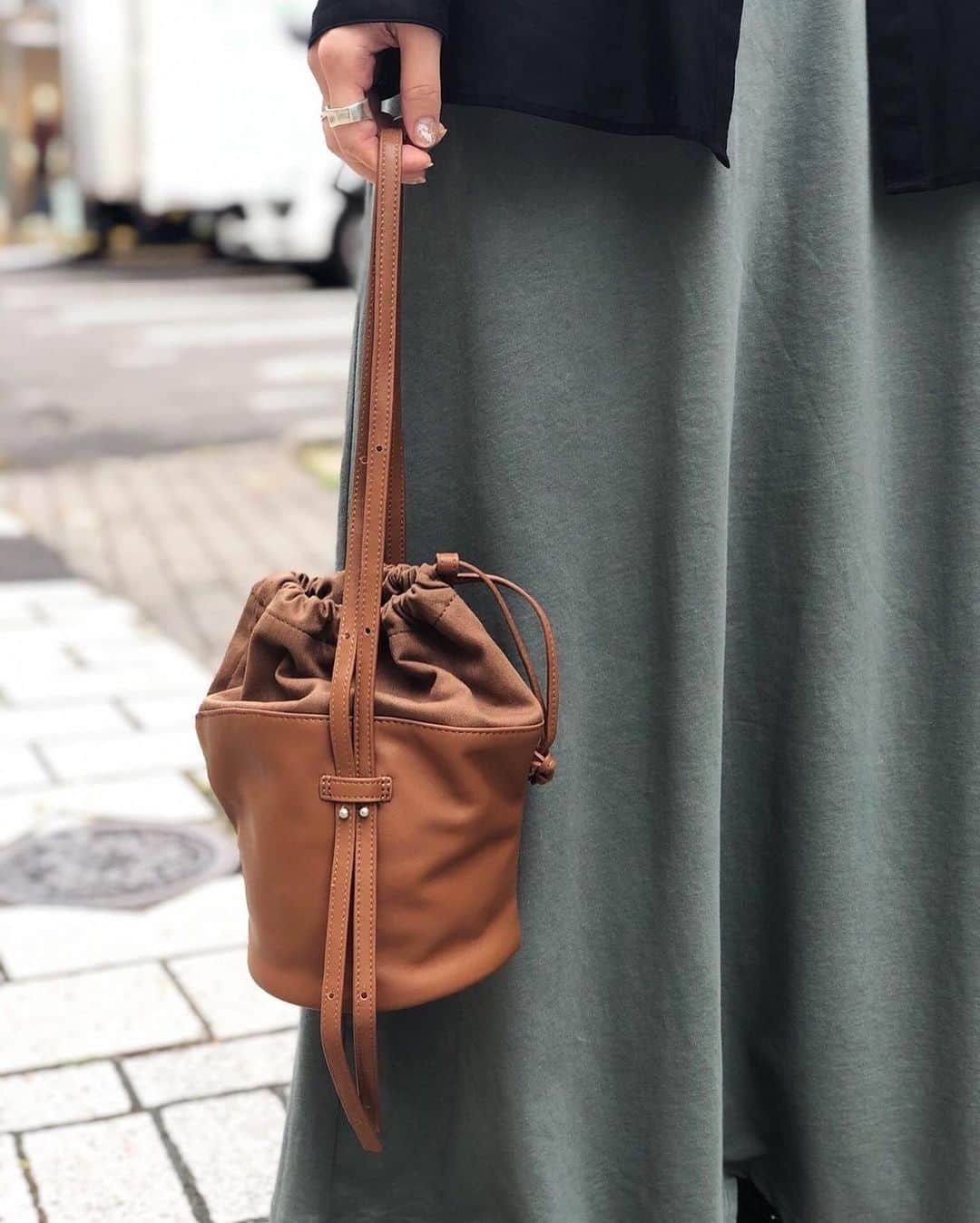 green label relaxingさんのインスタグラム写真 - (green label relaxingInstagram)「【New in】﻿ 〈H.V.F.N(エイチヴィエフエヌ)〉より、green label relaxing別注のトートバッグが登場！﻿ ﻿ 人気のモデル、《SAILOR》をベースに、特別な一点に仕上げております。﻿ ﻿ ビッグバッグは今年の注目ワードでもあり、是非取り入れて頂きたいアイテム！﻿ 大人に持てるモードカラーに仕上げたビッグバッグは、スタイリングのポイントにも。﻿ ﻿ また自由が丘店限定でデザインバリエーションもご用意してございます。（画像6.7枚目）﻿ ﻿ オンラインストアではブログにて詳しくご紹介もしております。是非参考にご覧くださいませ。﻿ ﻿ #greenlabelrelaxing#グリーンレーベルリラクシング#HVFN#エイチヴィエフエヌ#ビッグバッグ」9月9日 17時31分 - ua_greenlabel