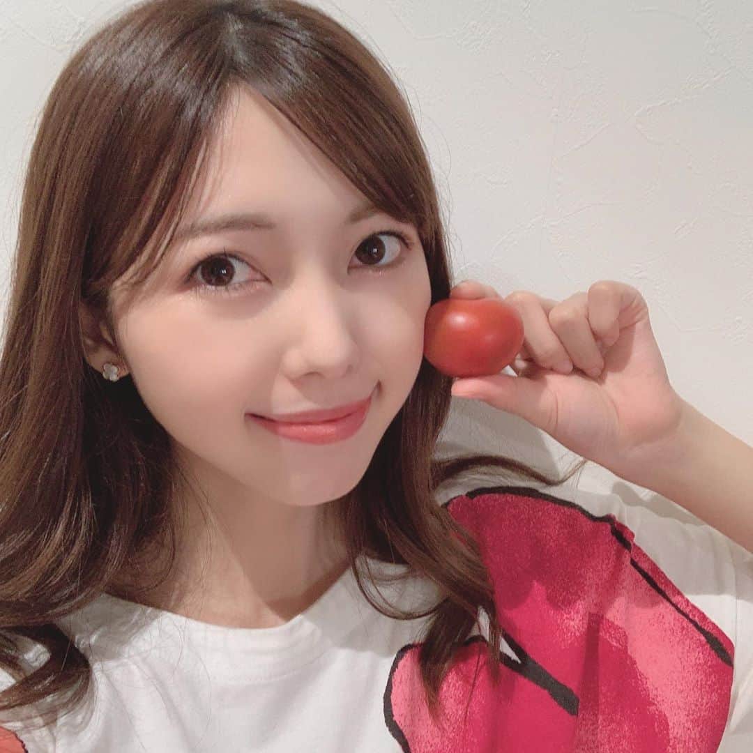 川又智菜美のインスタグラム：「🍅💚﻿ ﻿ 8月にお庭でとれた夏野菜トマト🍅﻿ ﻿ 夏が終わり、秋がやってきますね🍁﻿ ﻿ #まだそんな実感がわかない #9月﻿ #夏野菜 #トマト」
