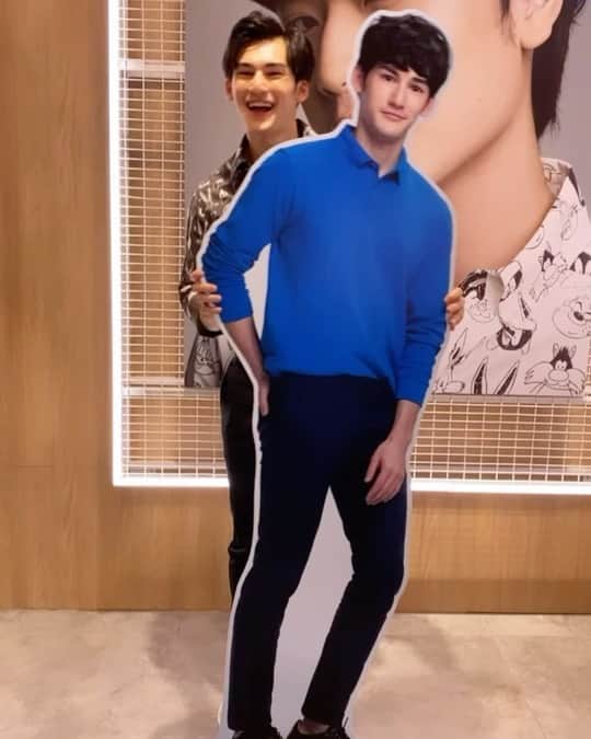 パース・ナクンのインスタグラム：「Me & Standee」