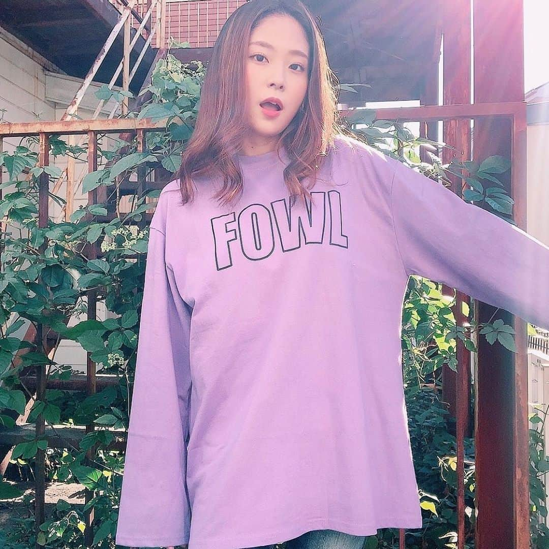 宮脇詩音さんのインスタグラム写真 - (宮脇詩音Instagram)「「Lara SHION」新商品🆕 ⇩⇩⇩ ✔︎ Fowl Round Tee ☑︎ （color）Ivory, Black, Purple ☑︎ （size）Free ☑︎￥1,800 . . 🌻select shop🌻『Lara SHION』 私のプロフィールリンクか ストーリーからチェックできます🌱 . . #LaraSHION #naunau #韓国ファッション #コーデ #coordinate #セレクトショップ #selectshop #デイリー #欲張りファッション」9月9日 17時38分 - miyawaki_shion