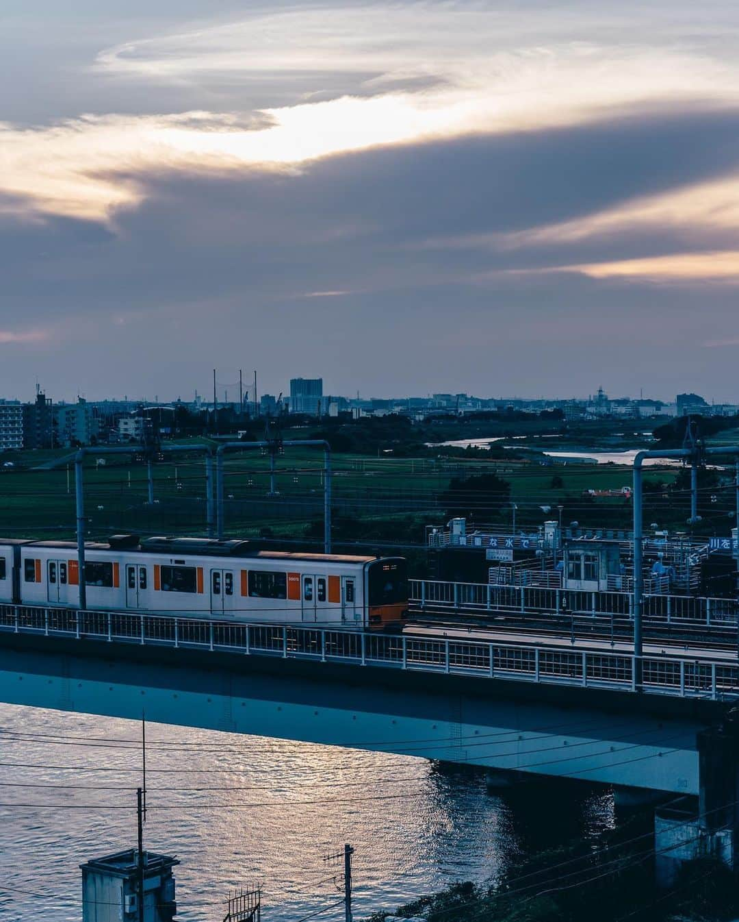 東急電鉄さんのインスタグラム写真 - (東急電鉄Instagram)「. 東急電車と夕日が見えるスポットのご紹介です。 今回ご紹介するのは東横線・目黒線・多摩川線の多摩川駅から徒歩2分の多摩川浅間神社。こちらの社務所の屋上が見晴台のようになっています。 ここからは東横線・目黒線の線路だけでなく、多摩川、中原街道の丸子橋、対岸にそびえる武蔵小杉の高層マンション群が見渡せます。ここはどうやら知る人ぞ知る絶景スポットのようで、ご近所の方や、カメラを持った方など、多くの人が行き交う電車の景色を眺めていました。 （東急東横線　東急目黒線　東急多摩川線　多摩川駅） . Grammable shots of trains and sunsets. Today’s spot is Tamagawa Sengen Shrine, which sits just 2 min. away when you walk from Tamagawa Station on the Tokyu Toyoko, Meguro and Tamagawa Lines. The roof of the Shrine’s office also doubles as a lookout spot. Once up top you can see the Toyoko and Meguro train tracks along with Tama River, the Maruko Bridge along Nakahara Kaido Highway, and high rises across the way as they stretch from Musashi-kosugi. This spot is a hidden gem that only locals and shutterbugs know about when looking for a place to people-watch as the commuter trains go by. (Tamagawa Station  Tokyu Toyoko/Tokyu Meguro/Tokyu Tamagawa Lines) . #多摩川 #tamagawa #tokyo #多摩川浅間神社 #東京 #train_vision #japantrain #japanesetrain #電車 #鉄道 #鉄道写真 #鉄道好き #鉄道ファン #鉄道のある風景 #鉄道好きな人と繋がりたい #撮り鉄 #railways_of_our_world #railwayphotography #trains_worldwide #railfan #japantrip #discovertokyo #visitjapanjp #tokyu #東急 #東急沿線 #일본여행 #東京自由行 #東京景點 #hellofrom」9月9日 17時49分 - tokyu_railways