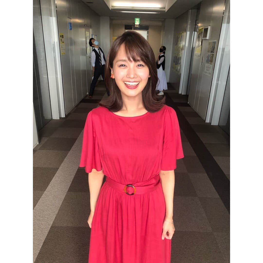 井上清華さんのインスタグラム写真 - (井上清華Instagram)「先日頭痛が治らない時に、 母特製の梅味噌を食べたら治りました、、 塩分補給の大切さ🤨 まだまだ暑さには気をつけましょうね〜  #通りすがりの #愉快な先輩たち #生田竜聖 アナ　#鈴木唯 アナ  ⭐︎ そして、7日発売の『steady.』10月号に掲載していただいております🙋‍♀️ ぜひご覧ください！  #steady #ステディ #雑誌」9月9日 17時48分 - seika_inoue