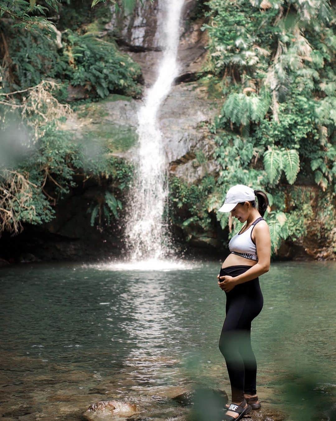 長嶺菜菜子のインスタグラム：「﻿ 自然からエネルギーチャージ🌿🌳﻿ ﻿ ﻿ ***﻿ お腹の子の胎動を感じて﻿ 生命の神秘を感じる日々✨﻿ ﻿ ﻿ お腹が大きくなるにつれて﻿ ちゃんと育ってるんだぁと実感✨﻿ ﻿ ﻿ 妊婦生活は思ったよりも大変だけど﻿ 10ヶ月のぷんにーライフ🤰を楽しんでる✨﻿ ﻿ ﻿ 地元の沖縄で出産できる幸せ✨﻿ 沖縄で子育てができることに感謝🙏﻿ ﻿ ﻿ これからは﻿ ナチュラルで美しいママを目指して﻿ ママとしての発信もしていこうと思います。﻿ ﻿ ﻿ これまでと変わらず﻿ 興味のあることはやる﻿ コロナも落ち着けば旅行にも行きたい﻿ アクティブになんでも挑戦していきます(๑•̀ㅂ•́)و✧︎﻿ ﻿ ﻿ 宜しくお願いします☺️﻿ ***﻿ ﻿ ﻿ 📸： @ryosunagawa  ﻿ ﻿ #沖縄﻿ #名護﻿ #名護の滝﻿ #マタニティフォト﻿ #滝フォト﻿ #ぷんにーライフ﻿ #ぷんにー﻿ #マタニティ﻿ #マタニティ生活﻿ #マタニティライフ﻿ #令和ベイビー﻿」