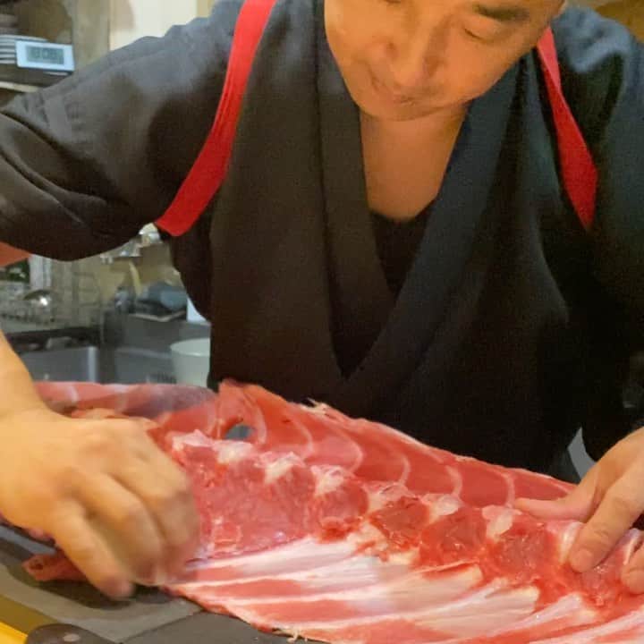 のインスタグラム：「#tuna #100kgのマグロの中落ちをそぎおとて丼に #美味しくないわけがない #夕食 #料理 #美味しい #ごはん  #food #foodlovers #foodie  #delicious #foodoftheday #foodgasm  #yum #yummy #tasty #eat #eating #hungry #foodpics #fresh #tasty #eating #foodpic #instafood https://teriyaki.me/sp/curator/C28/A6844」