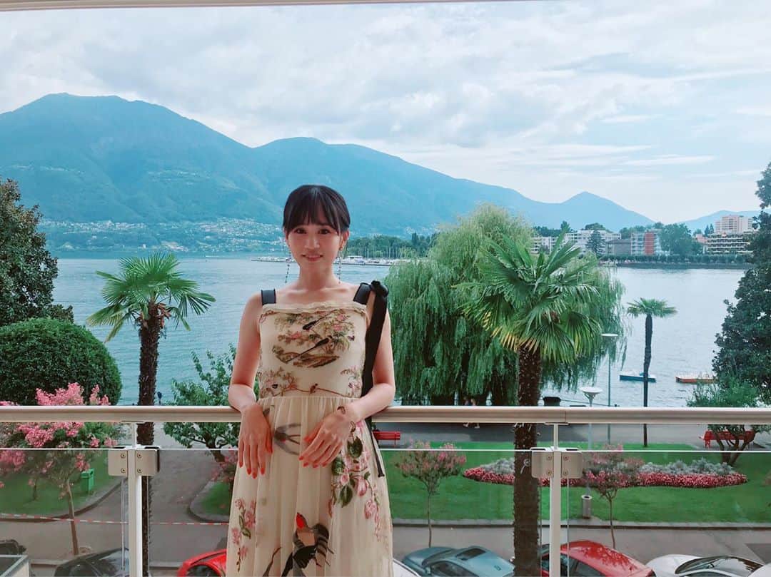 前田敦子さんのインスタグラム写真 - (前田敦子Instagram)「昨年ロカルノ映画祭に行ったときの ホテルのお部屋からの景色。本当に綺麗で。。 久しぶりに写真みて懐かしかったので、  空気が気持ち良すぎて、、 ほとんどベランダで過ごしてました。  犬と散歩してる人が沢山いたり、 背泳してるおじいちゃんがいたり、✨  穏やかだったなぁ。 絶対にまたいきたい場所です。  #ロカルノ」9月9日 17時45分 - atsuko_maeda_official